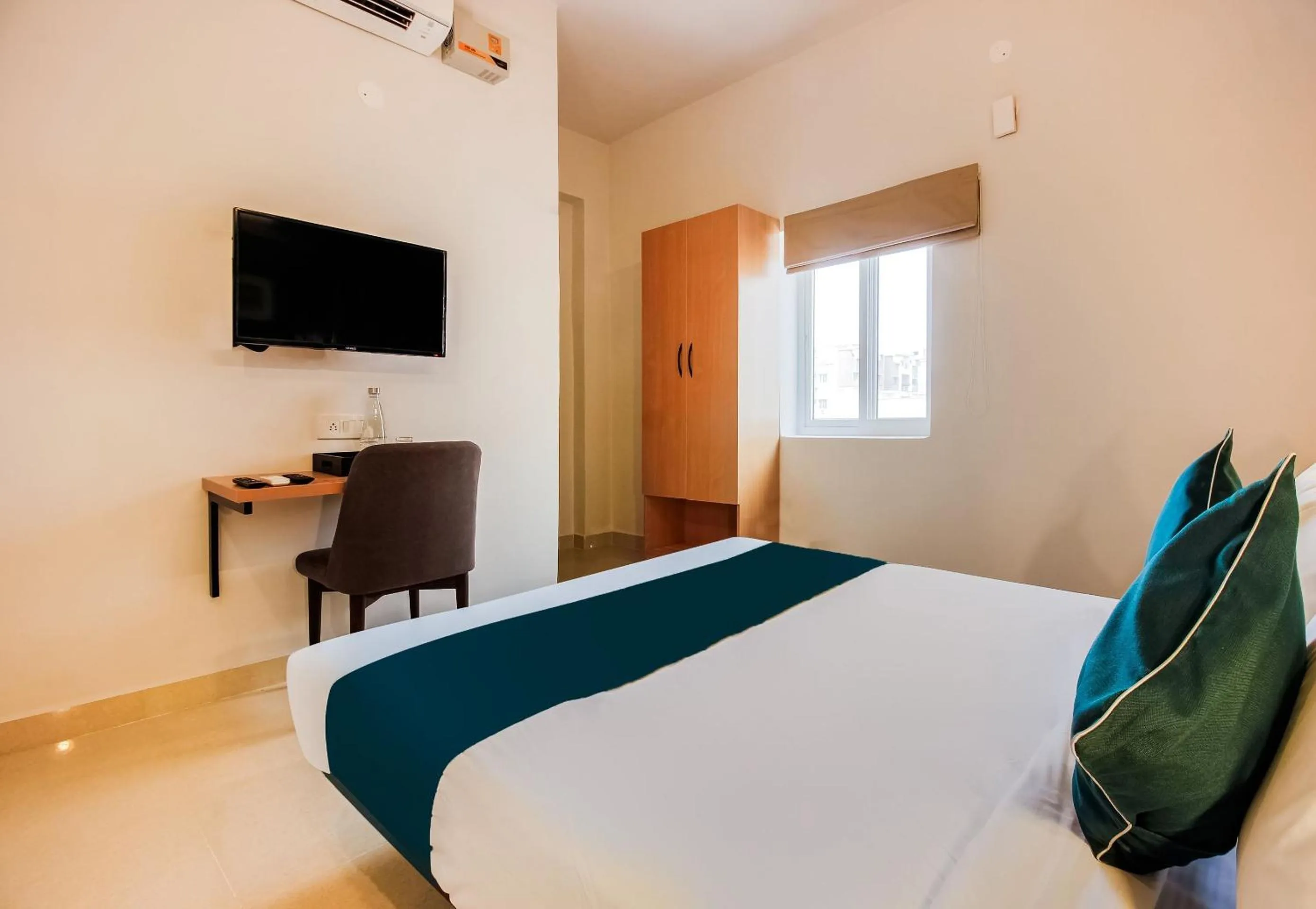 Bedroom, Bed in Super Hotel O GACHIBOWLI BESIDE DLF