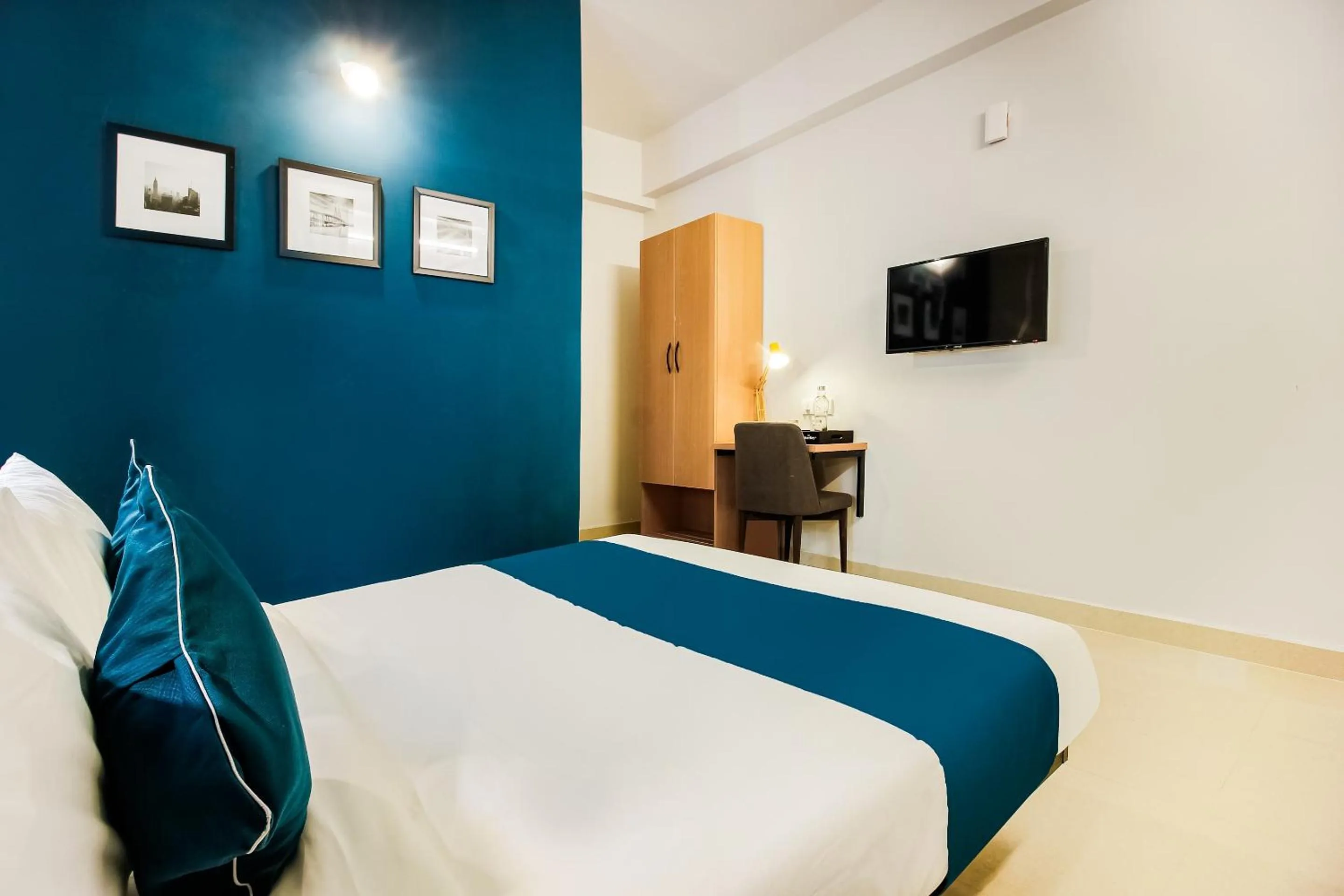 Bedroom, Bed in Super Hotel O GACHIBOWLI BESIDE DLF