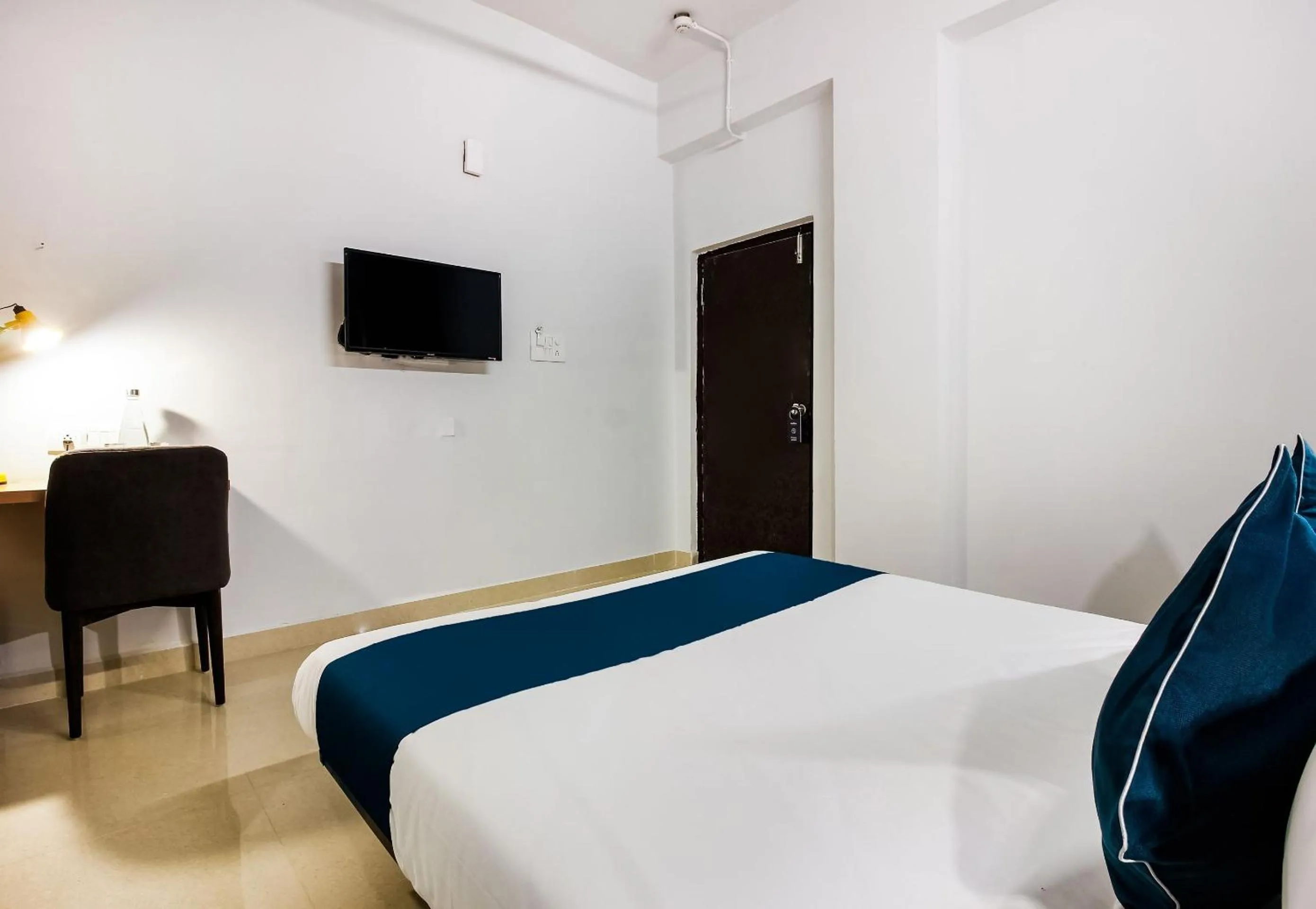 Bedroom, Bed in Super Hotel O GACHIBOWLI BESIDE DLF
