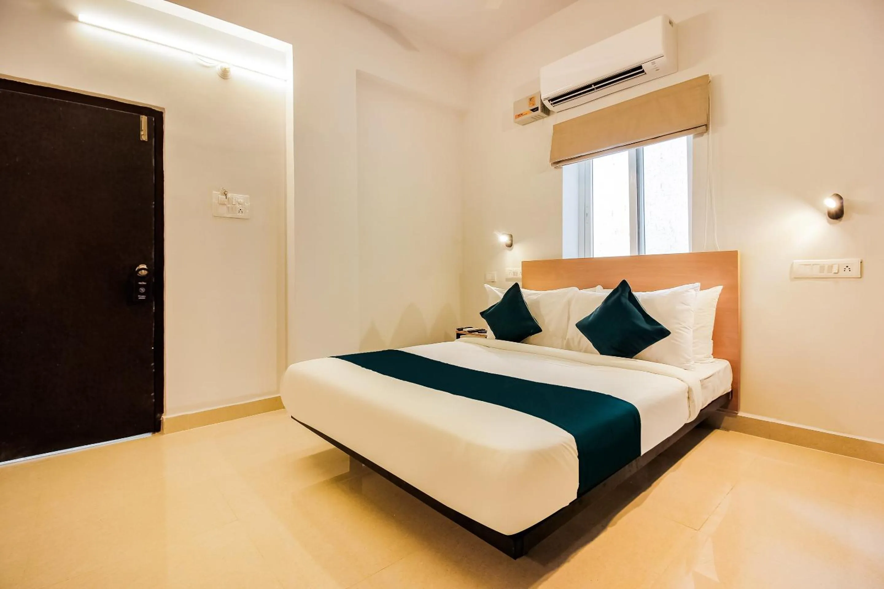 Bedroom, Bed in Super Hotel O GACHIBOWLI BESIDE DLF