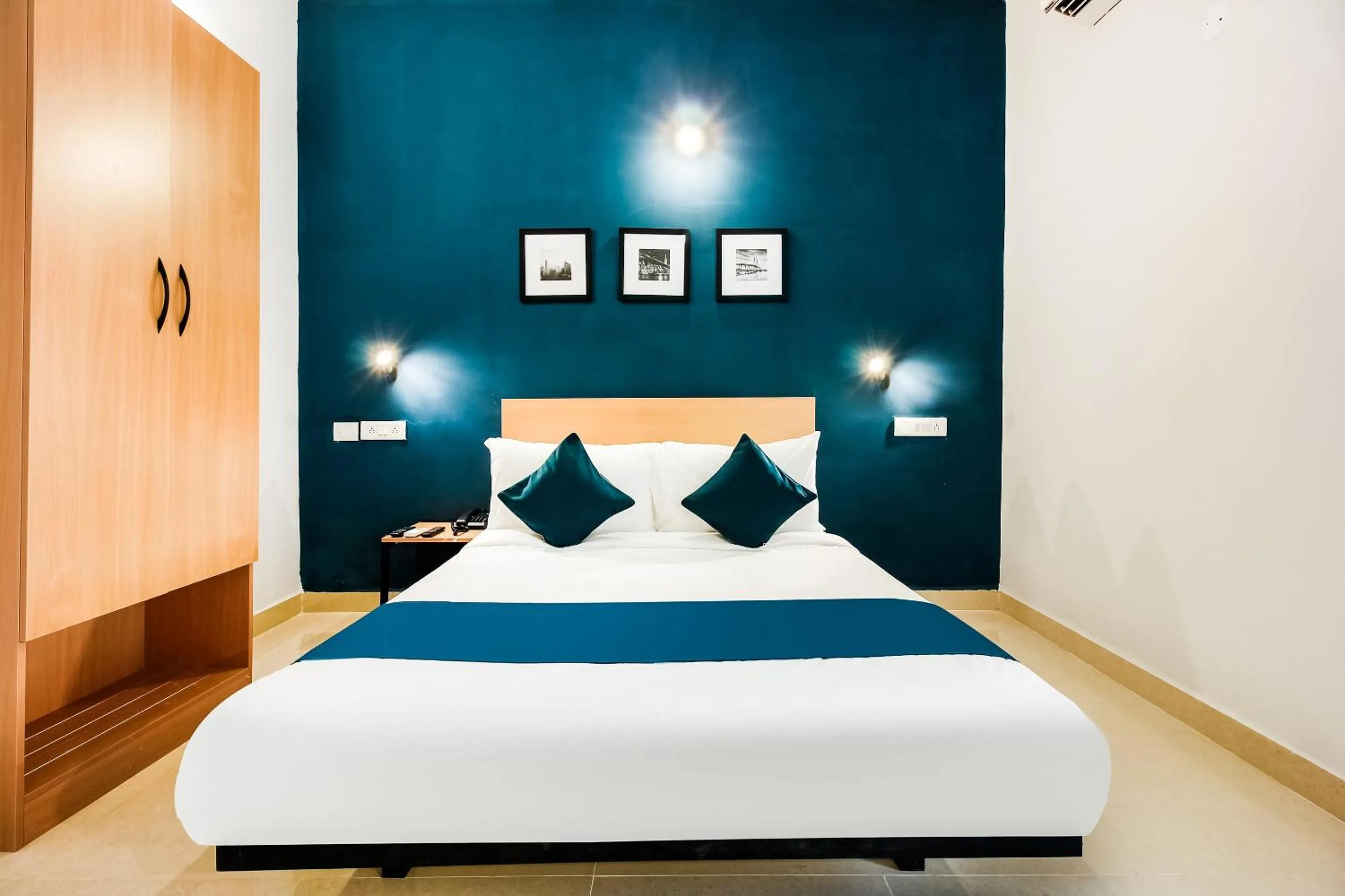 Bedroom, Bed in Super Hotel O GACHIBOWLI BESIDE DLF