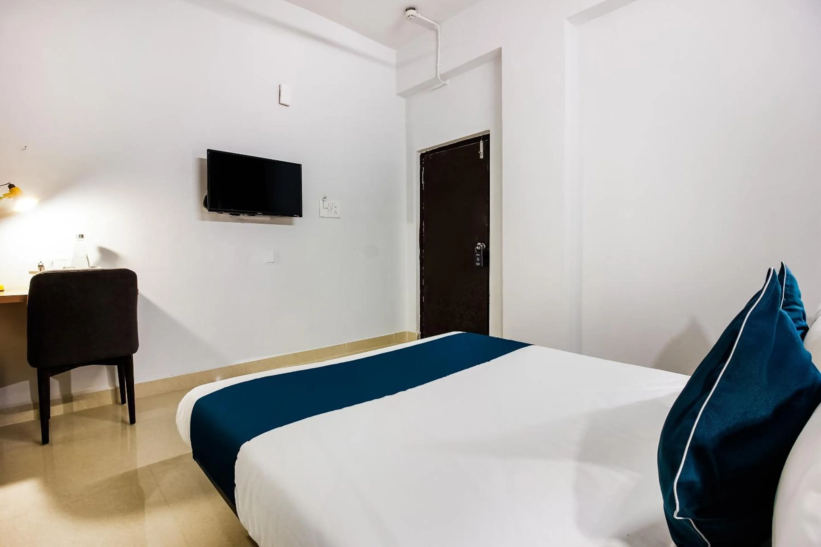 Bedroom, Bed in Super Hotel O GACHIBOWLI BESIDE DLF