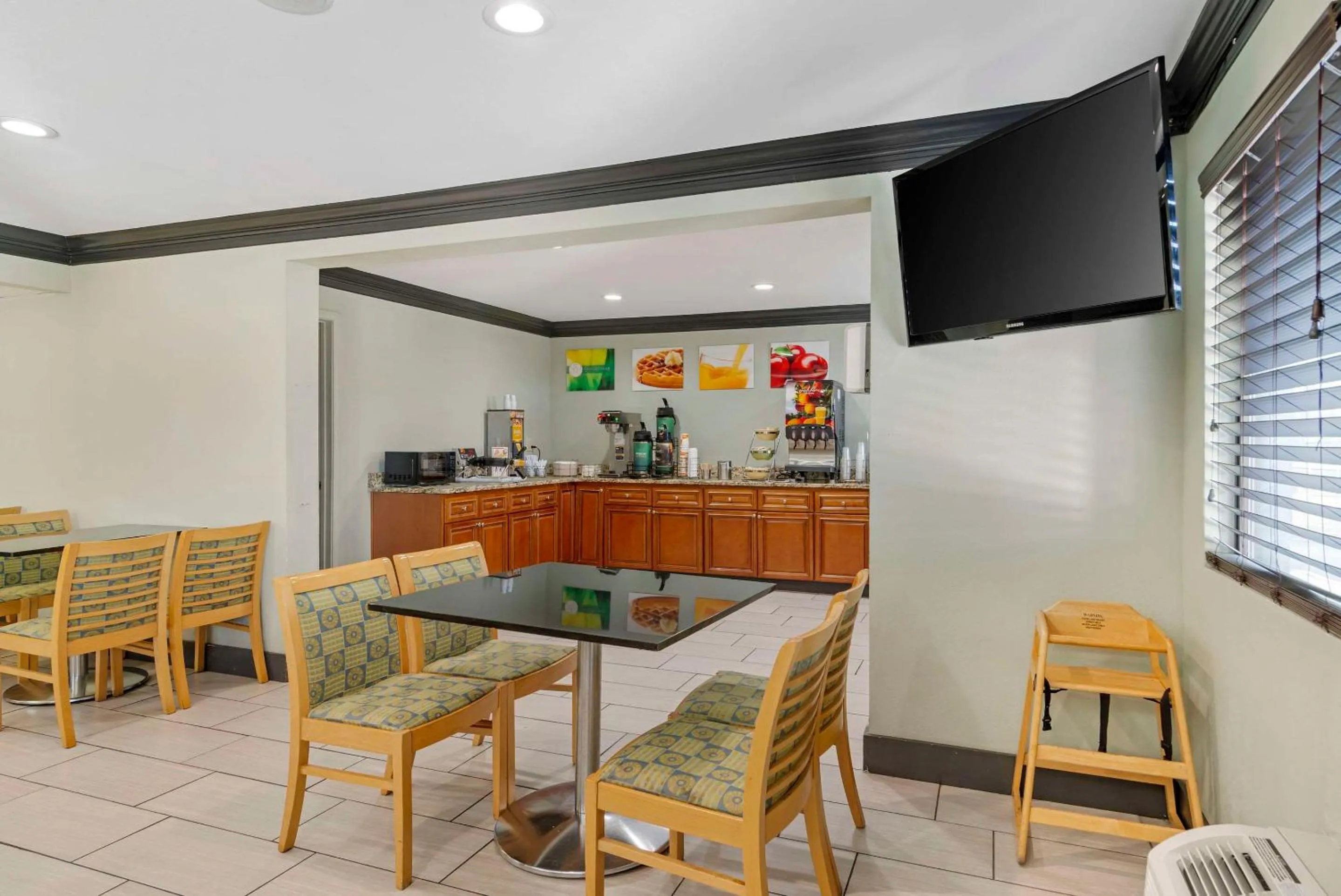 Breakfast in Quality Inn & Suites Morrow Atlanta South