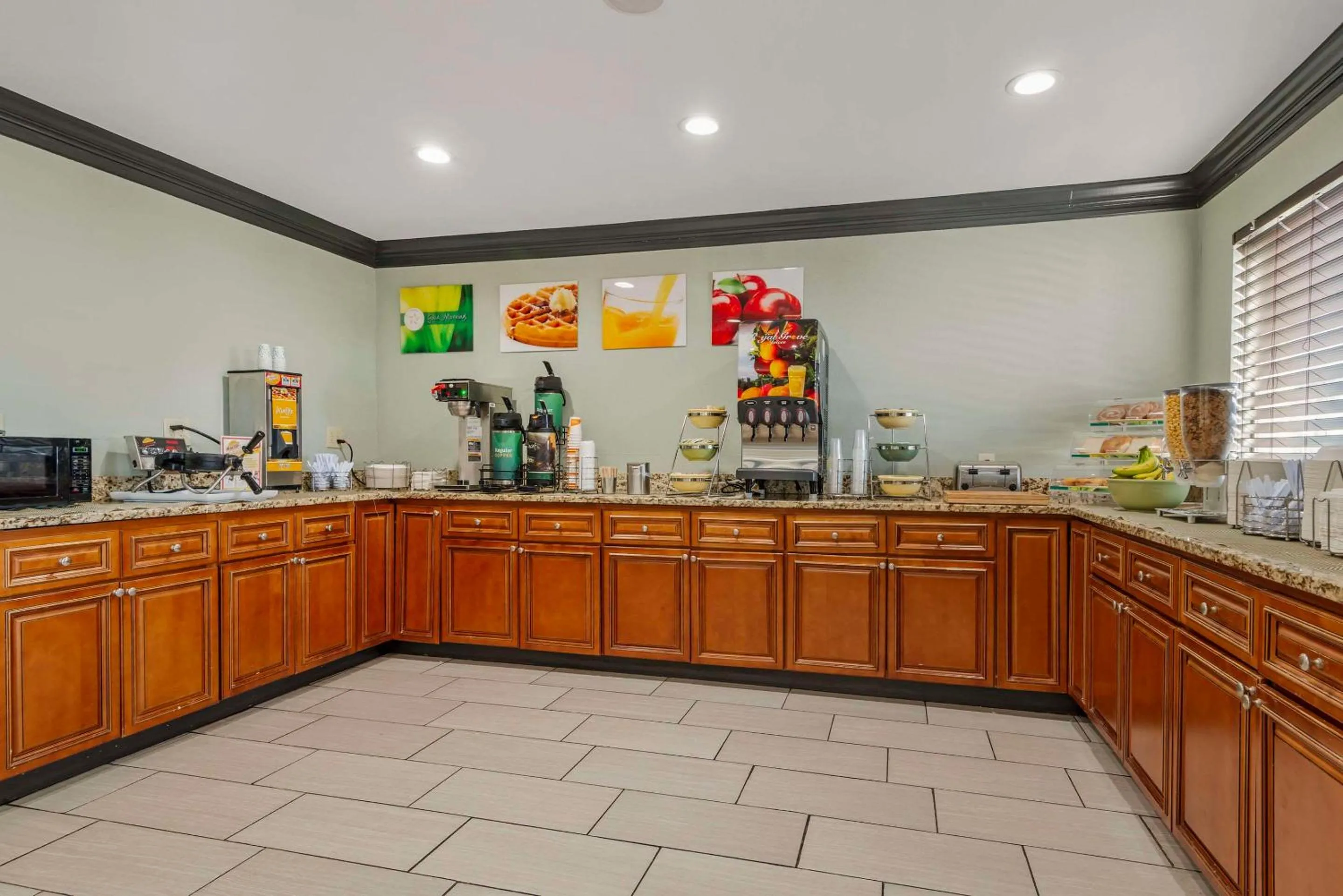 Breakfast in Quality Inn & Suites Morrow Atlanta South