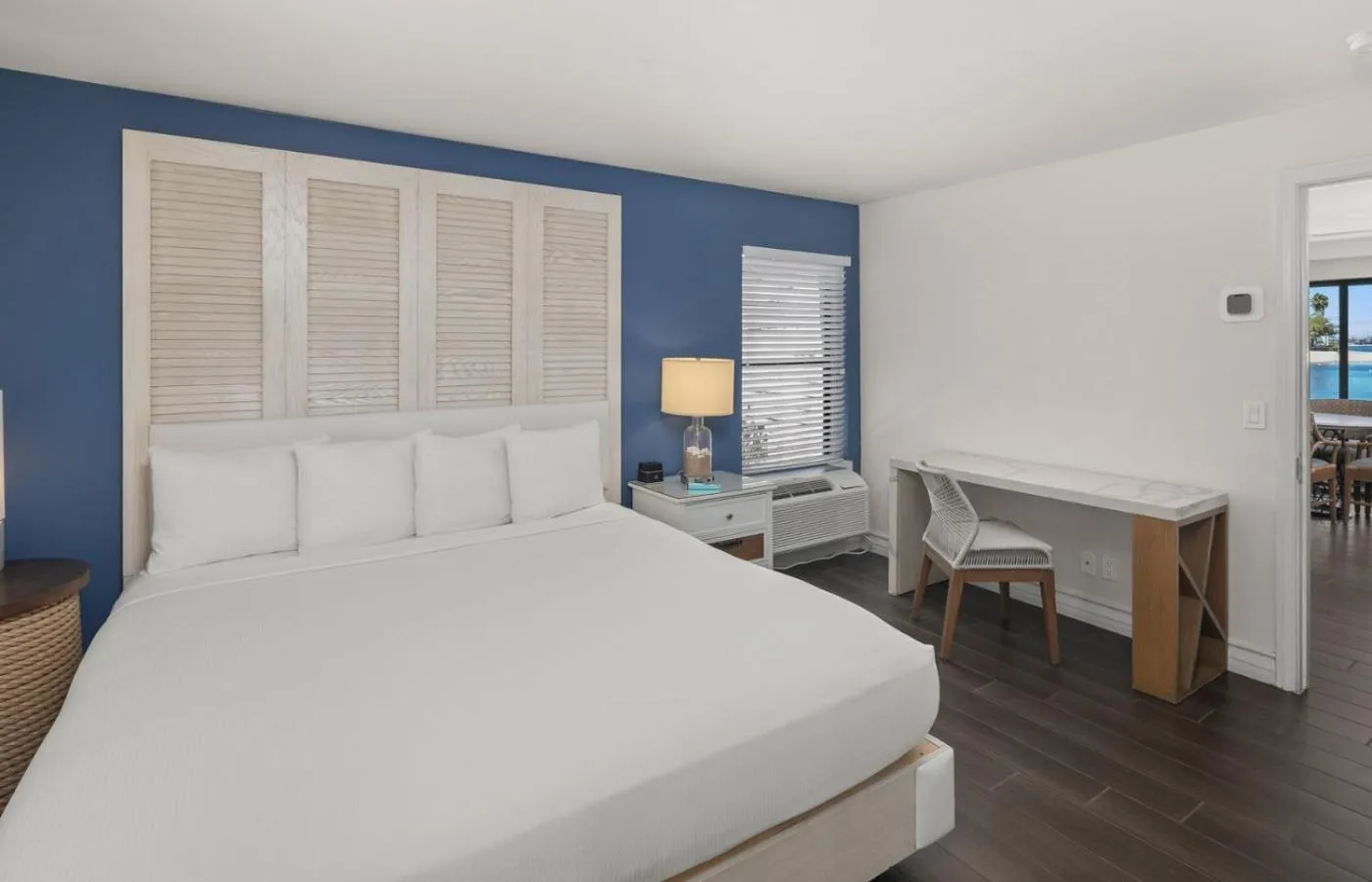 Bedroom, Bed in Paradise Point Resort & Spa