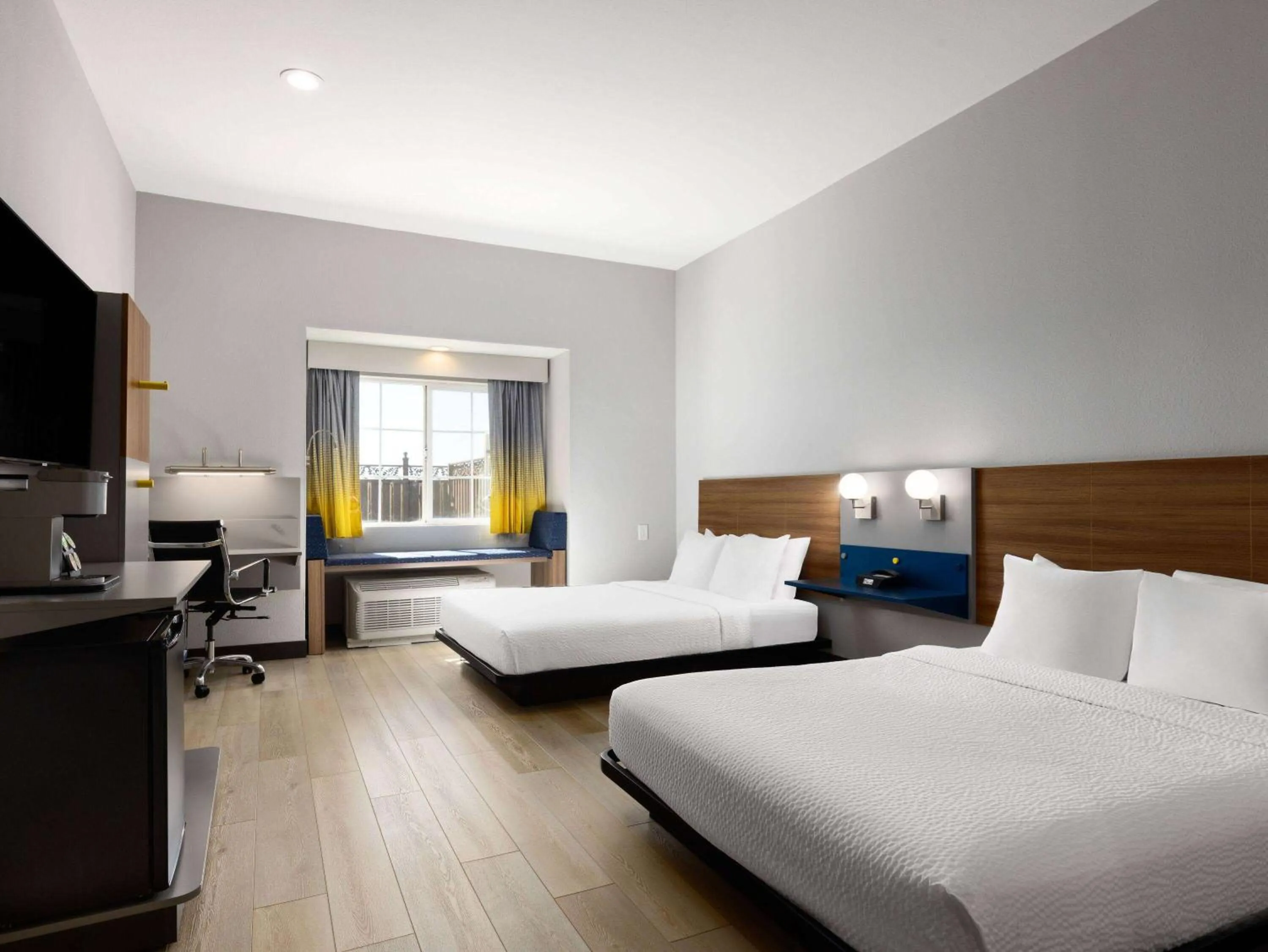 Photo of the whole room, Bed in Microtel Inn & Suites by Wyndham Tracy