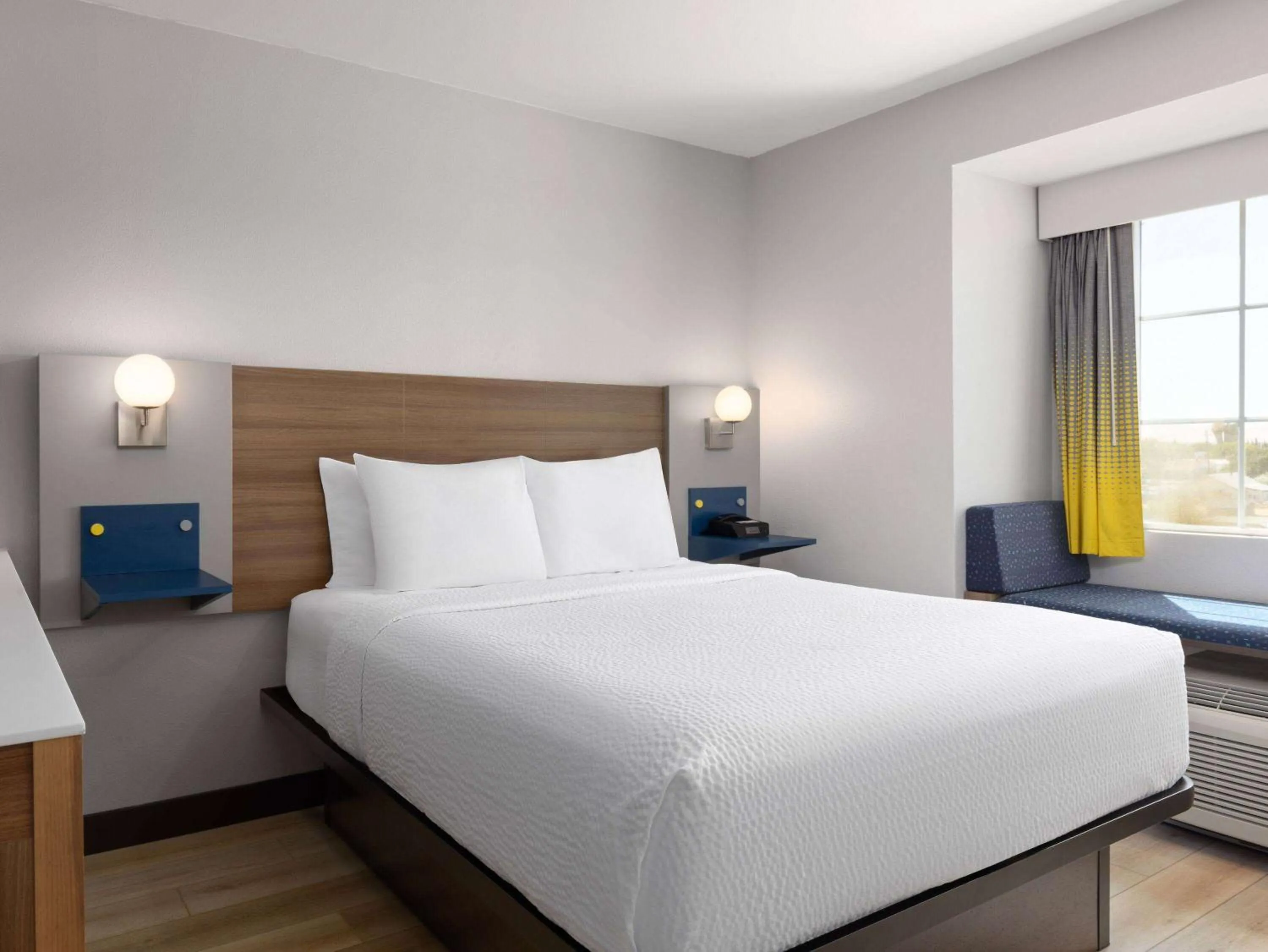 Photo of the whole room, Bed in Microtel Inn & Suites by Wyndham Tracy