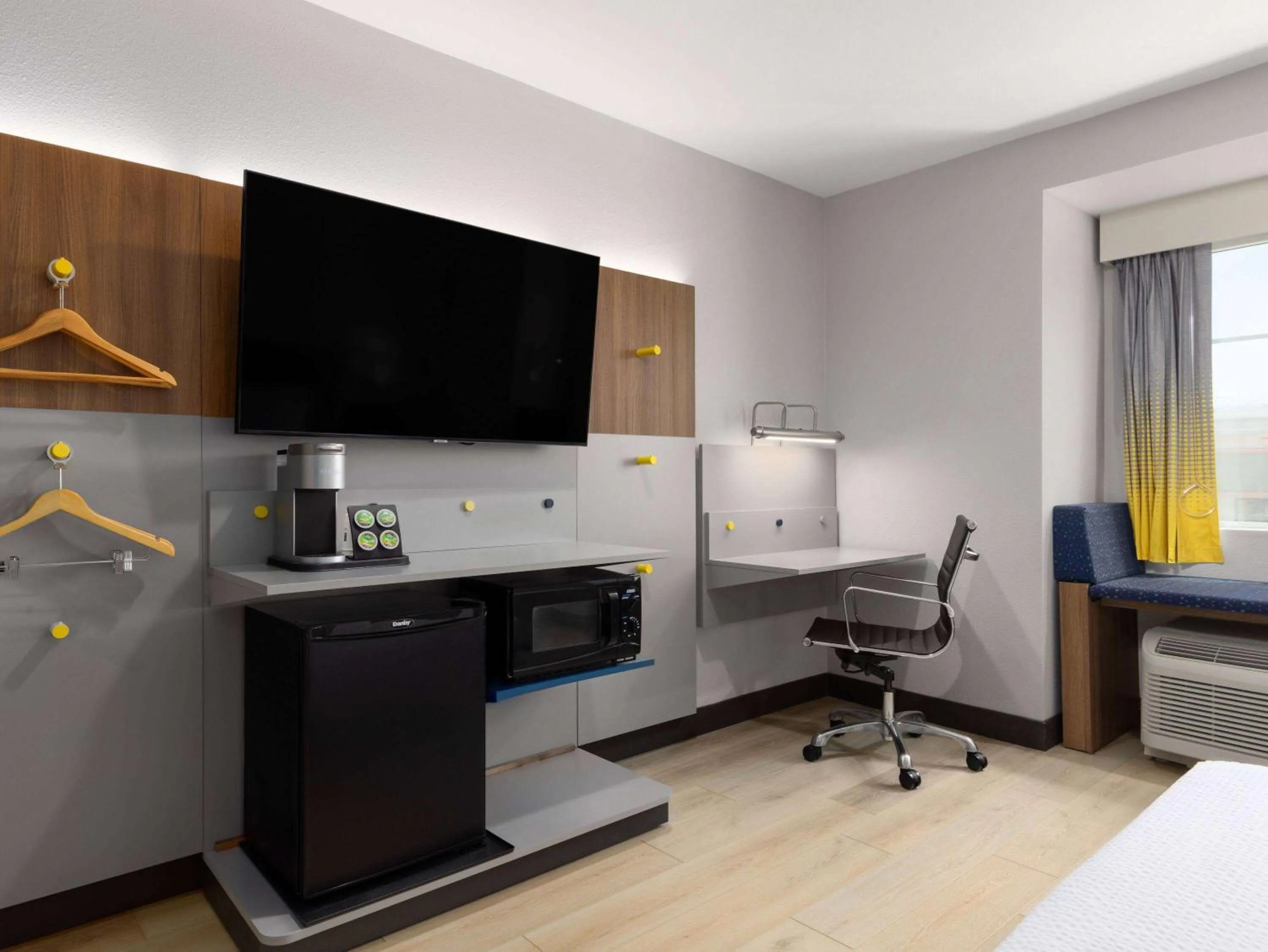 Photo of the whole room, Bed in Microtel Inn & Suites by Wyndham Tracy