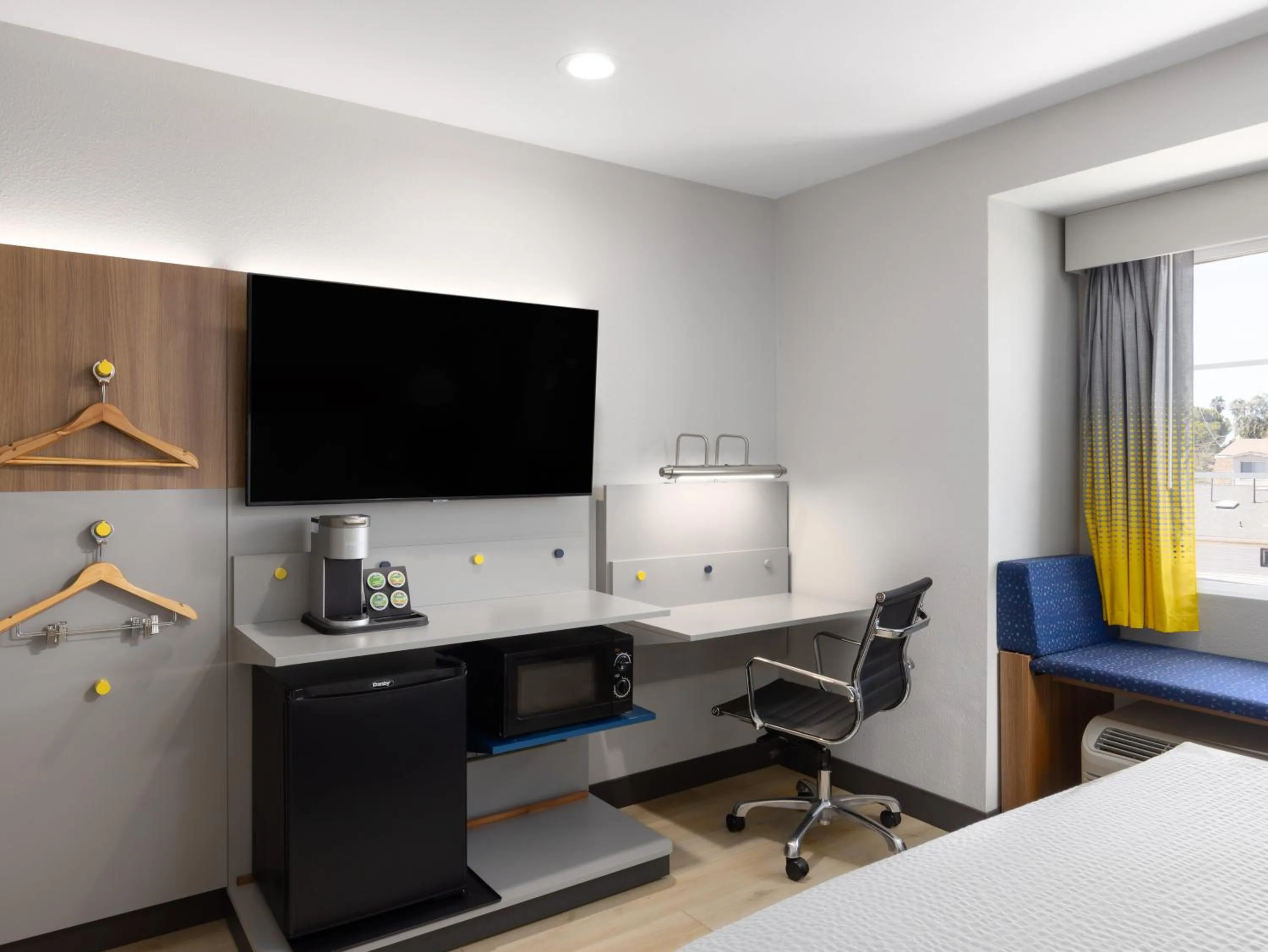 TV and multimedia, Bed in Microtel Inn & Suites by Wyndham Tracy