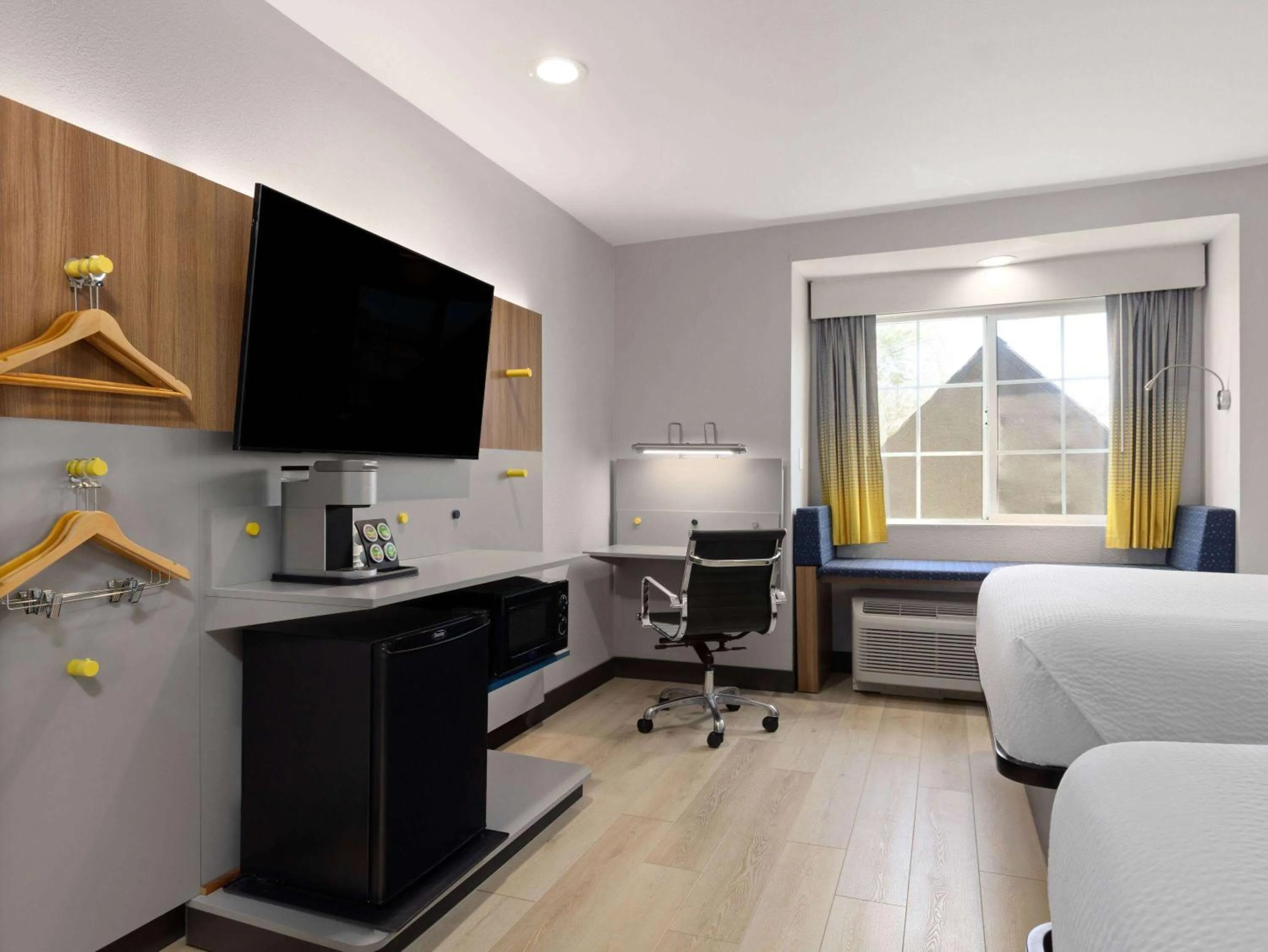 Photo of the whole room, Bed in Microtel Inn & Suites by Wyndham Tracy