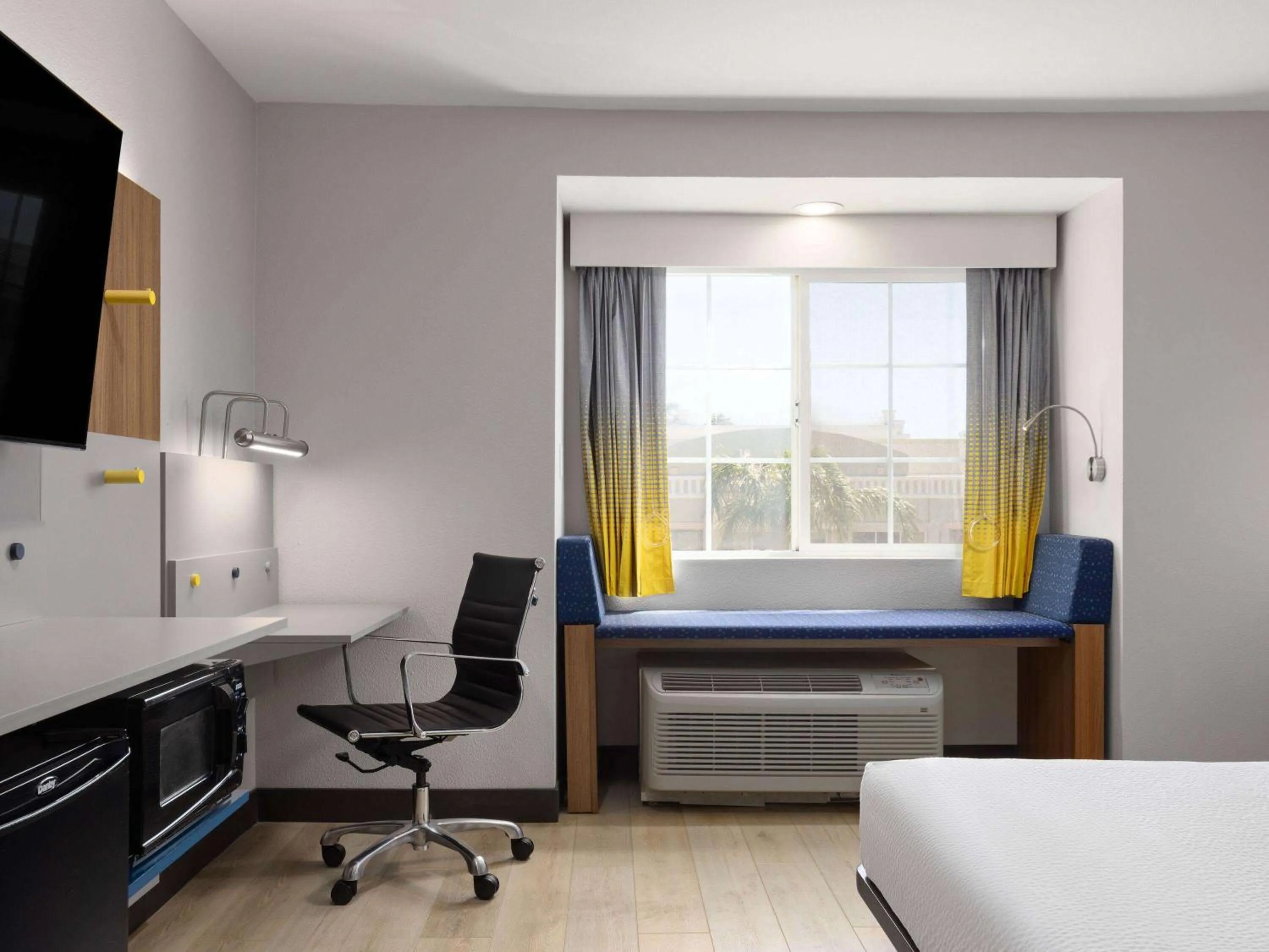 Photo of the whole room, Bed in Microtel Inn & Suites by Wyndham Tracy