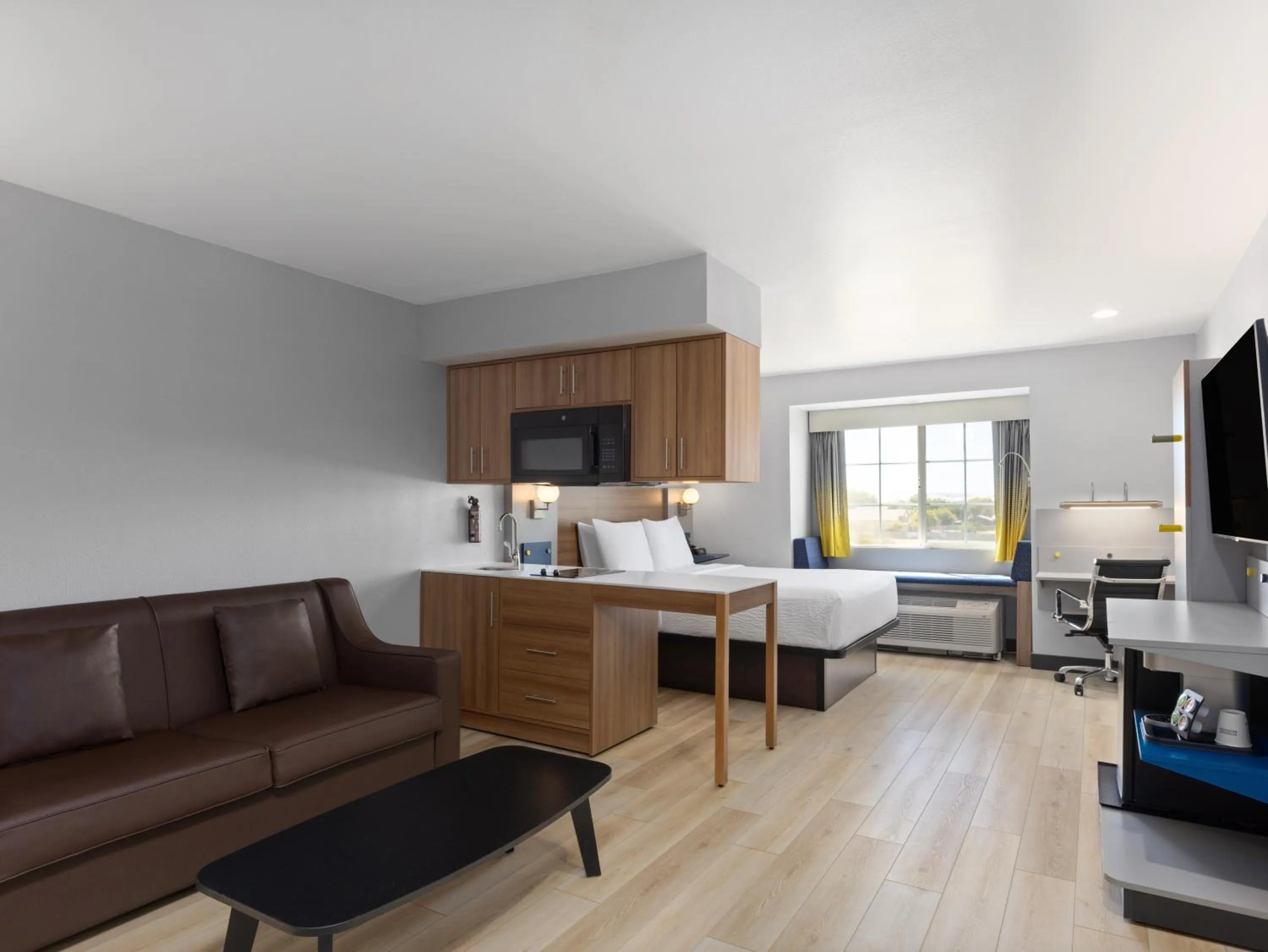 Communal lounge/ TV room, Bed in Microtel Inn & Suites by Wyndham Tracy