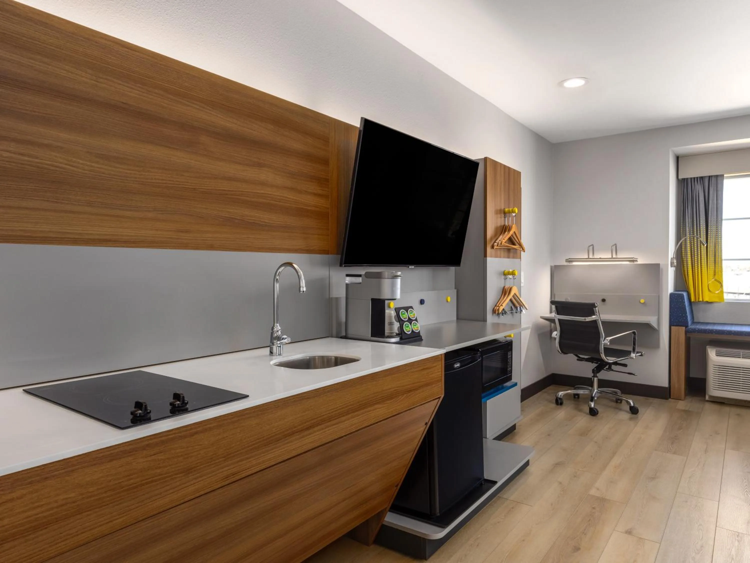 TV and multimedia in Microtel Inn & Suites by Wyndham Tracy