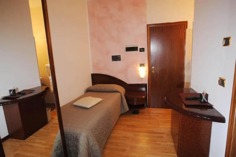 Photo of the whole room, Bed in Drake