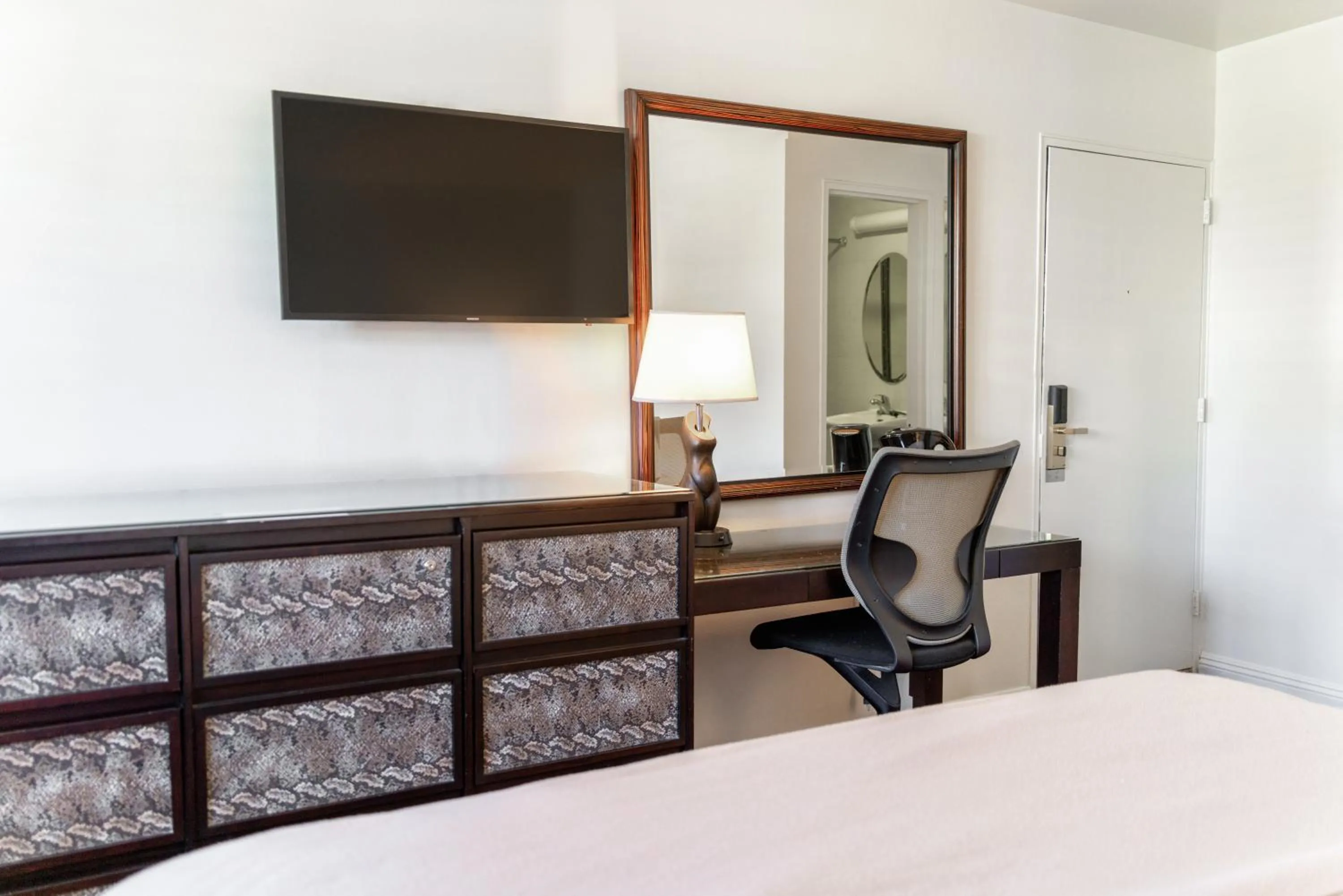 TV/Entertainment Center in Hollywood Downtowner Inn