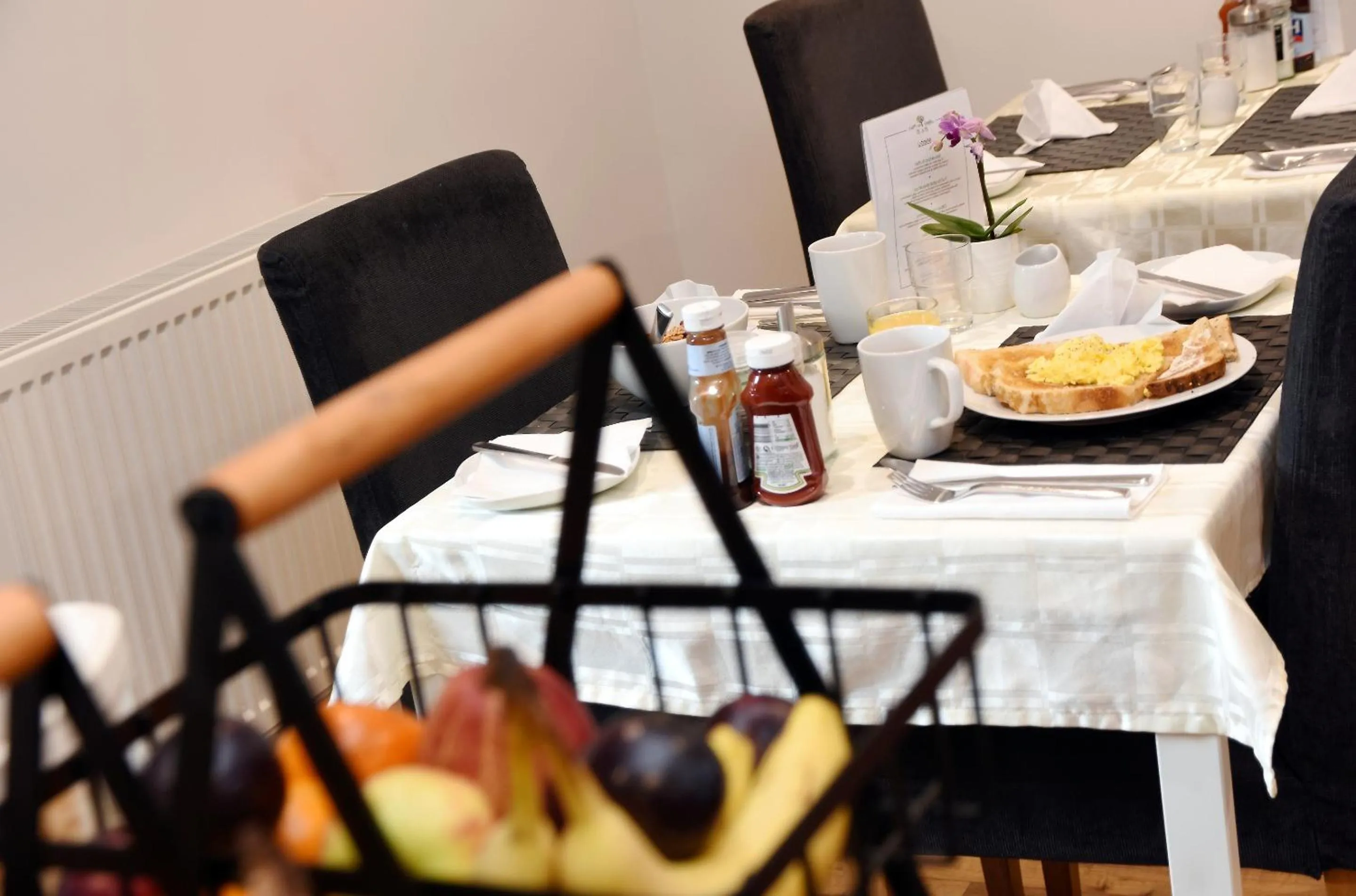 Dining area in Apple Tree Place B&B