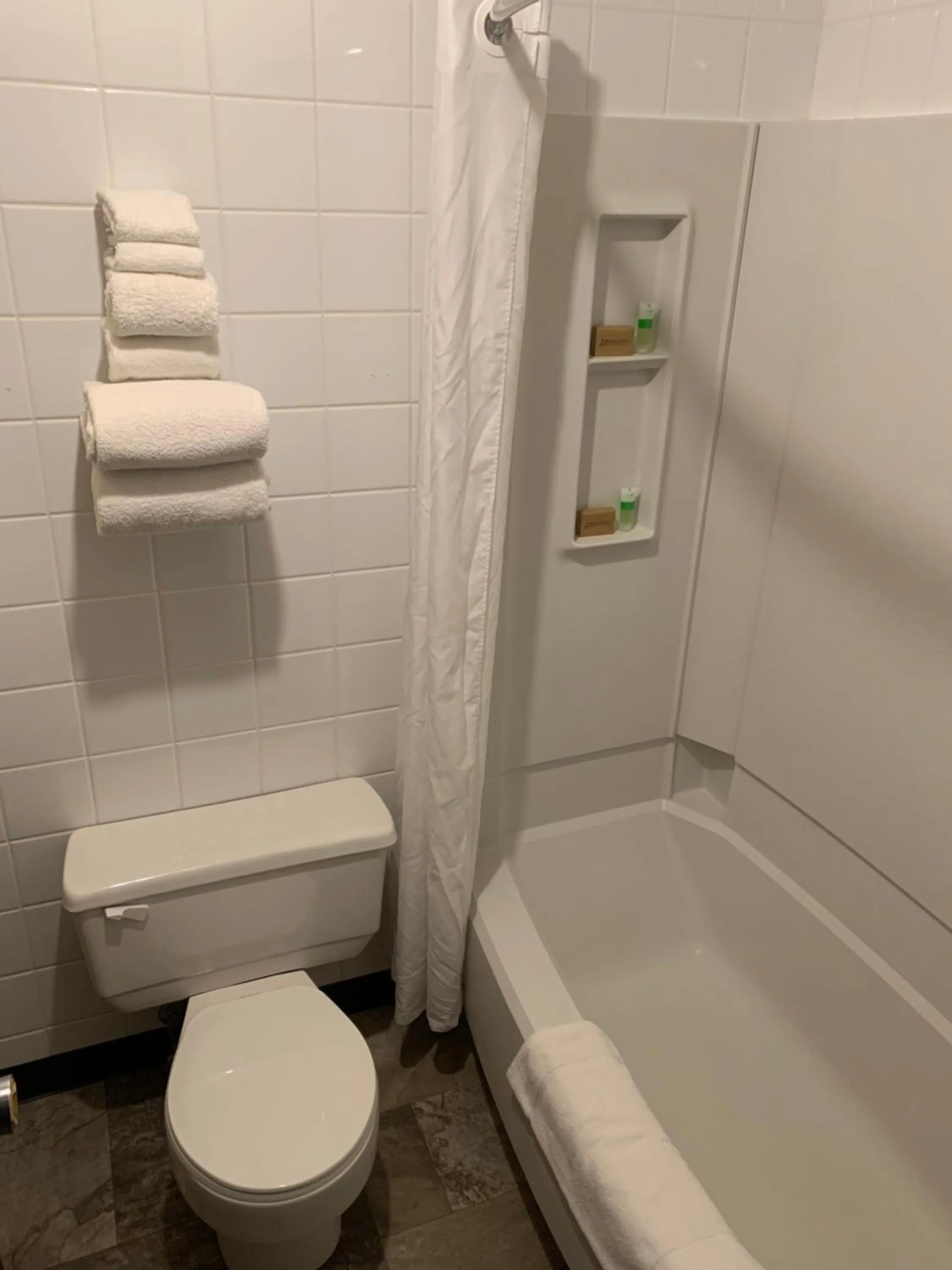 Jolly Giant Pub & Motel