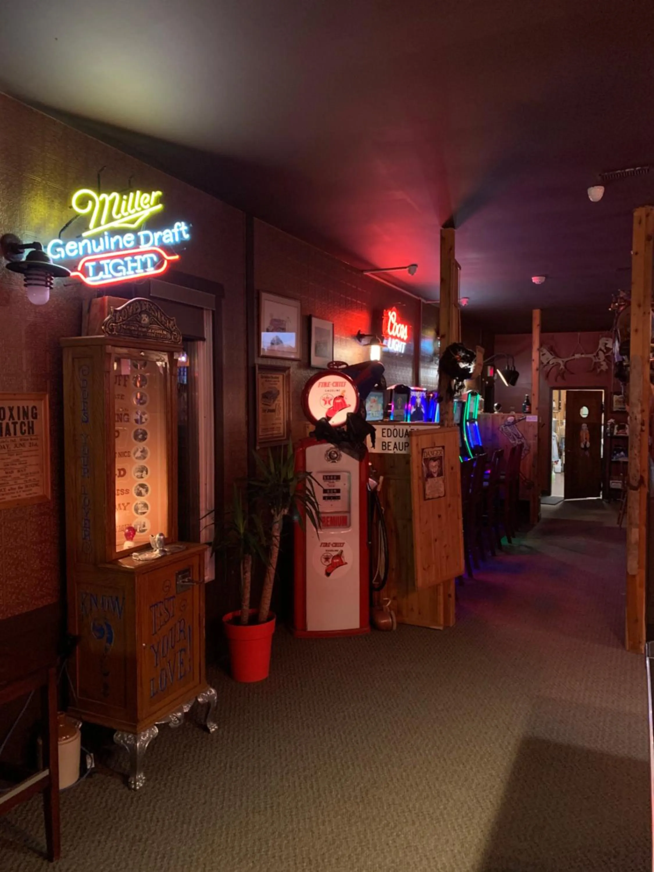 Jolly Giant Pub & Motel