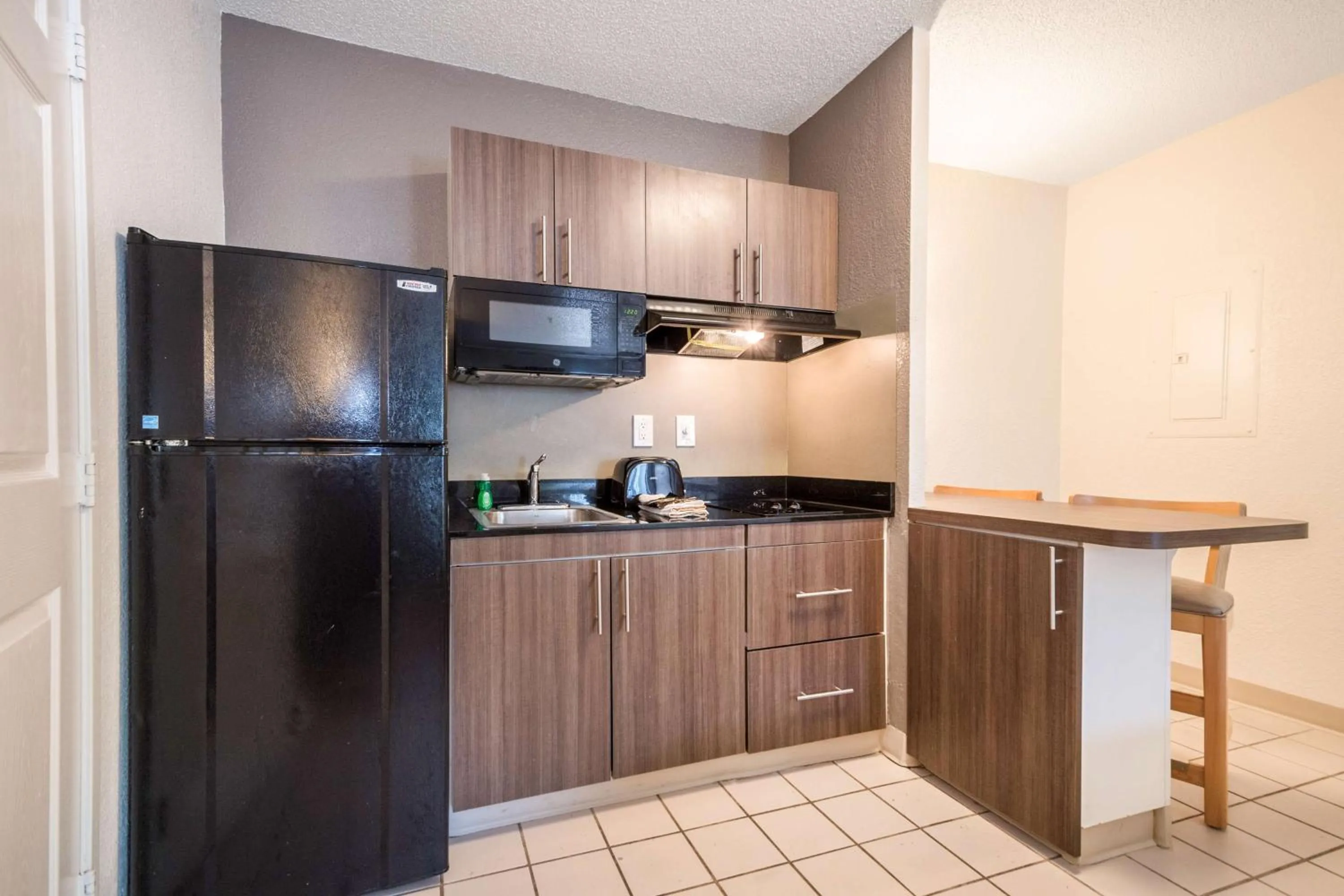 Kitchen or kitchenette in Studio 6-Duluth, GA - Atlanta - Gwinnett Place