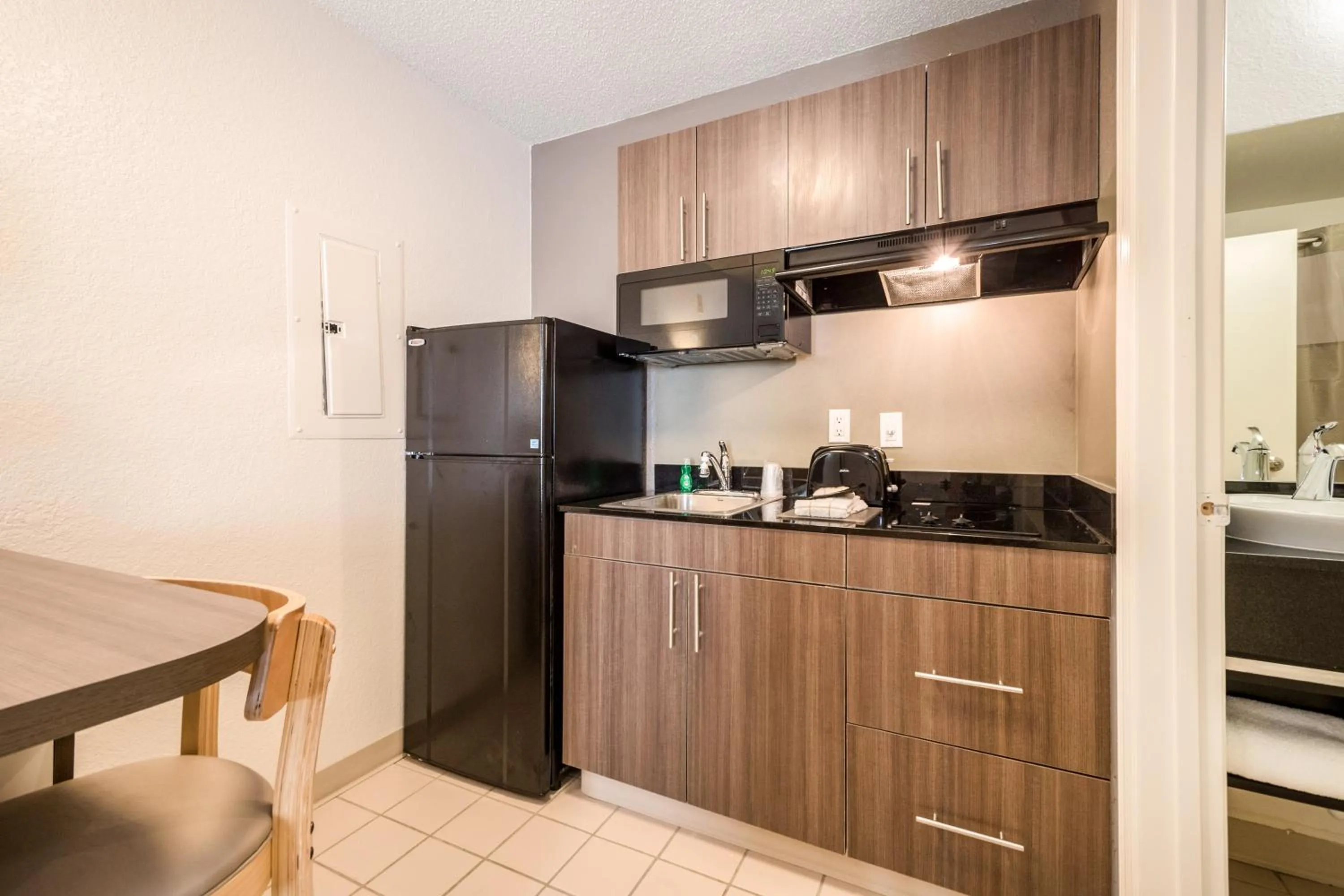Kitchen or kitchenette in Studio 6-Duluth, GA - Atlanta - Gwinnett Place