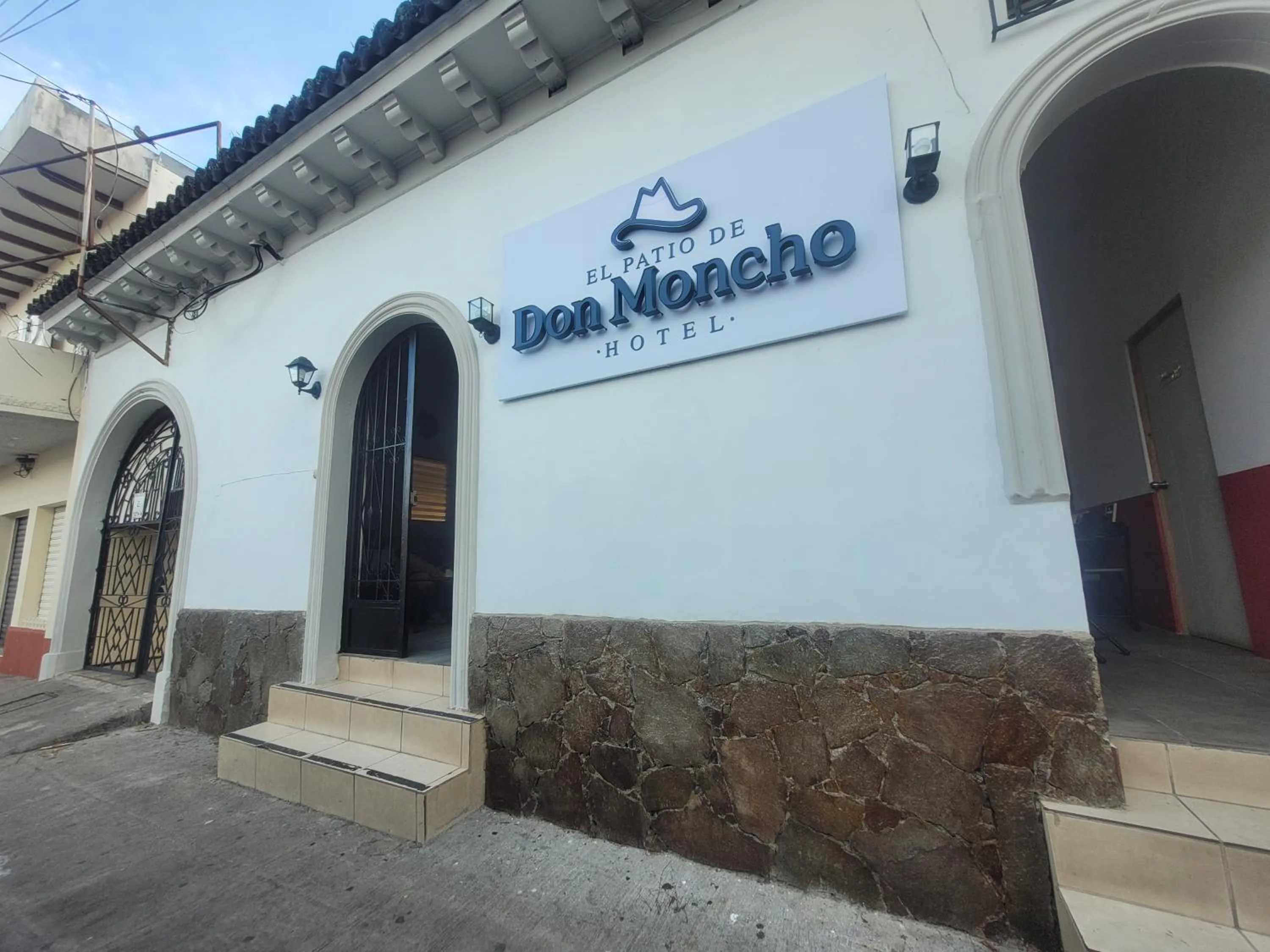 Facade/entrance in El Patio de Don Moncho