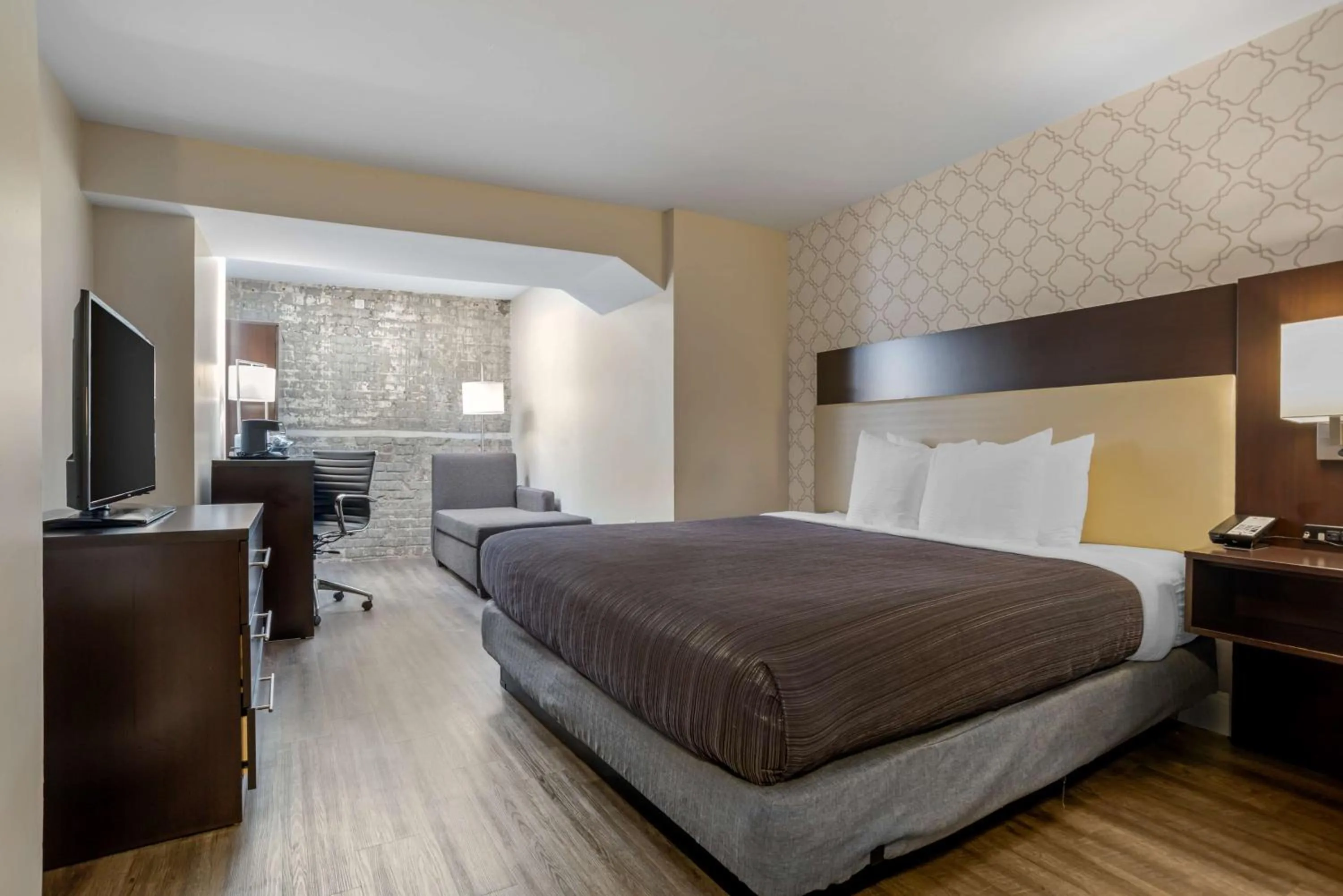 Bedroom, Bed in Best Western Plus St. Christopher Hotel