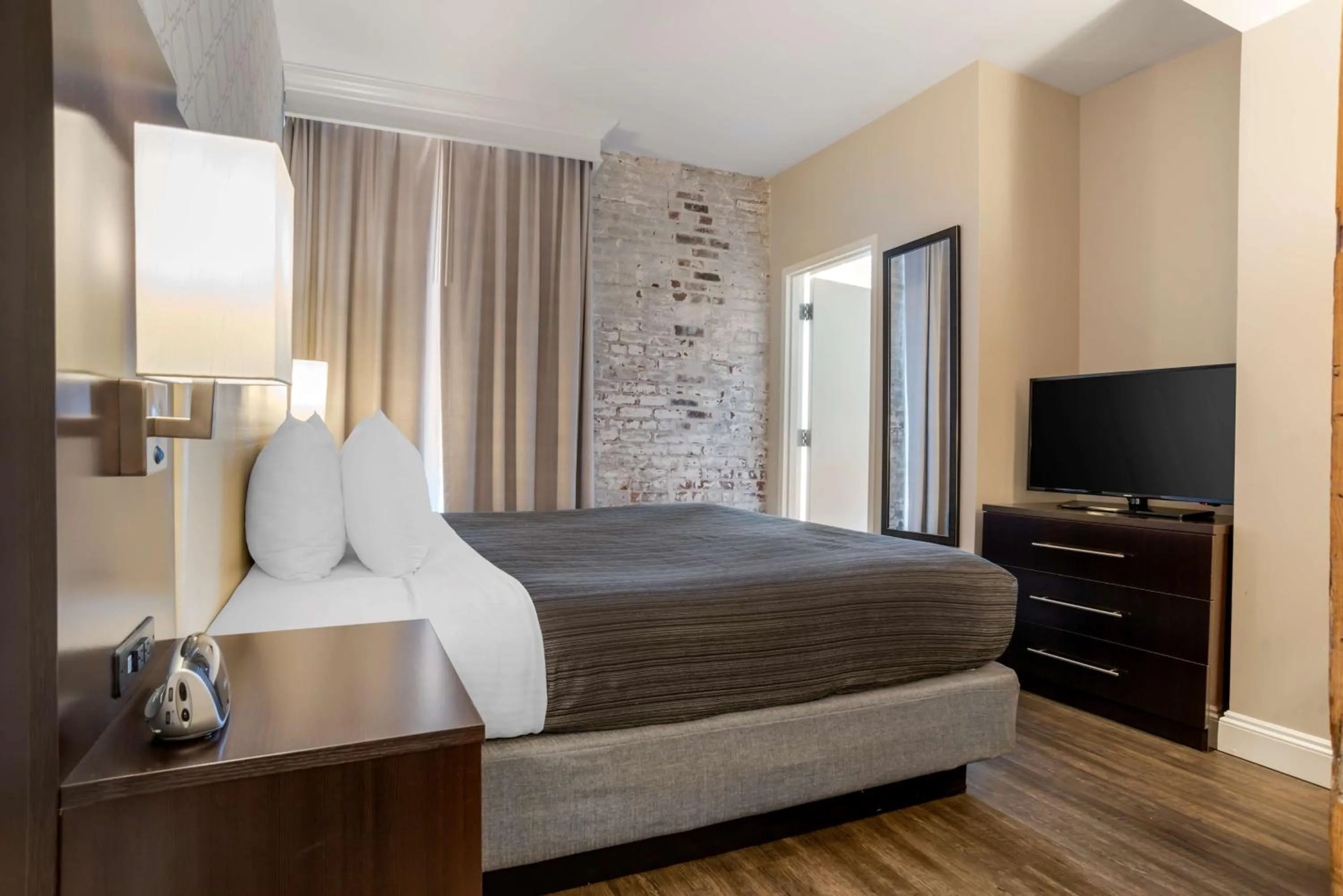 Bedroom, Bed in Best Western Plus St. Christopher Hotel