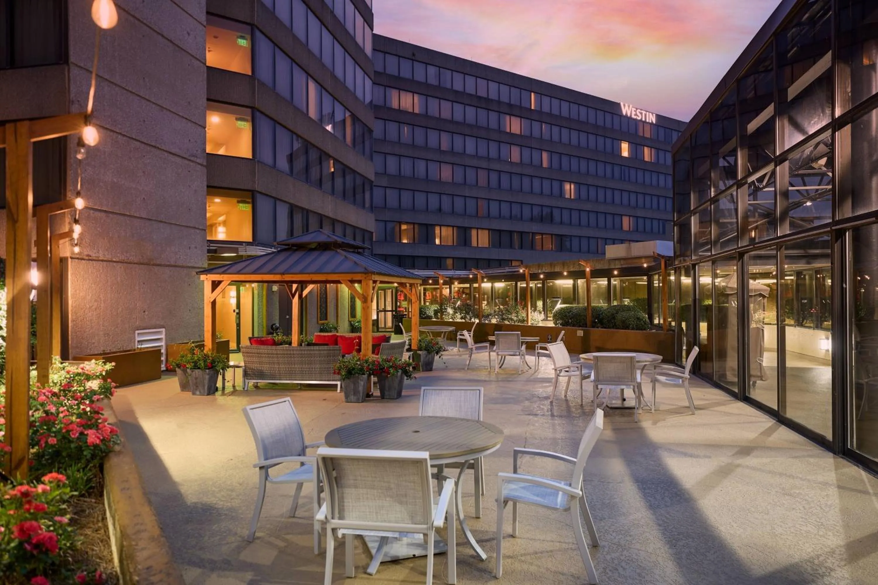 Swimming pool in The Westin Atlanta Airport