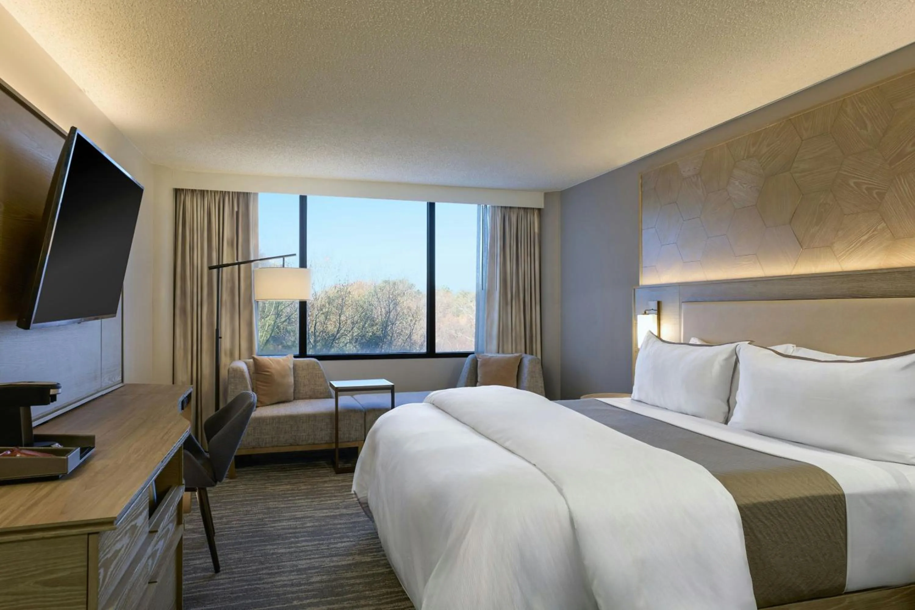 Photo of the whole room, Bed in The Westin Atlanta Airport