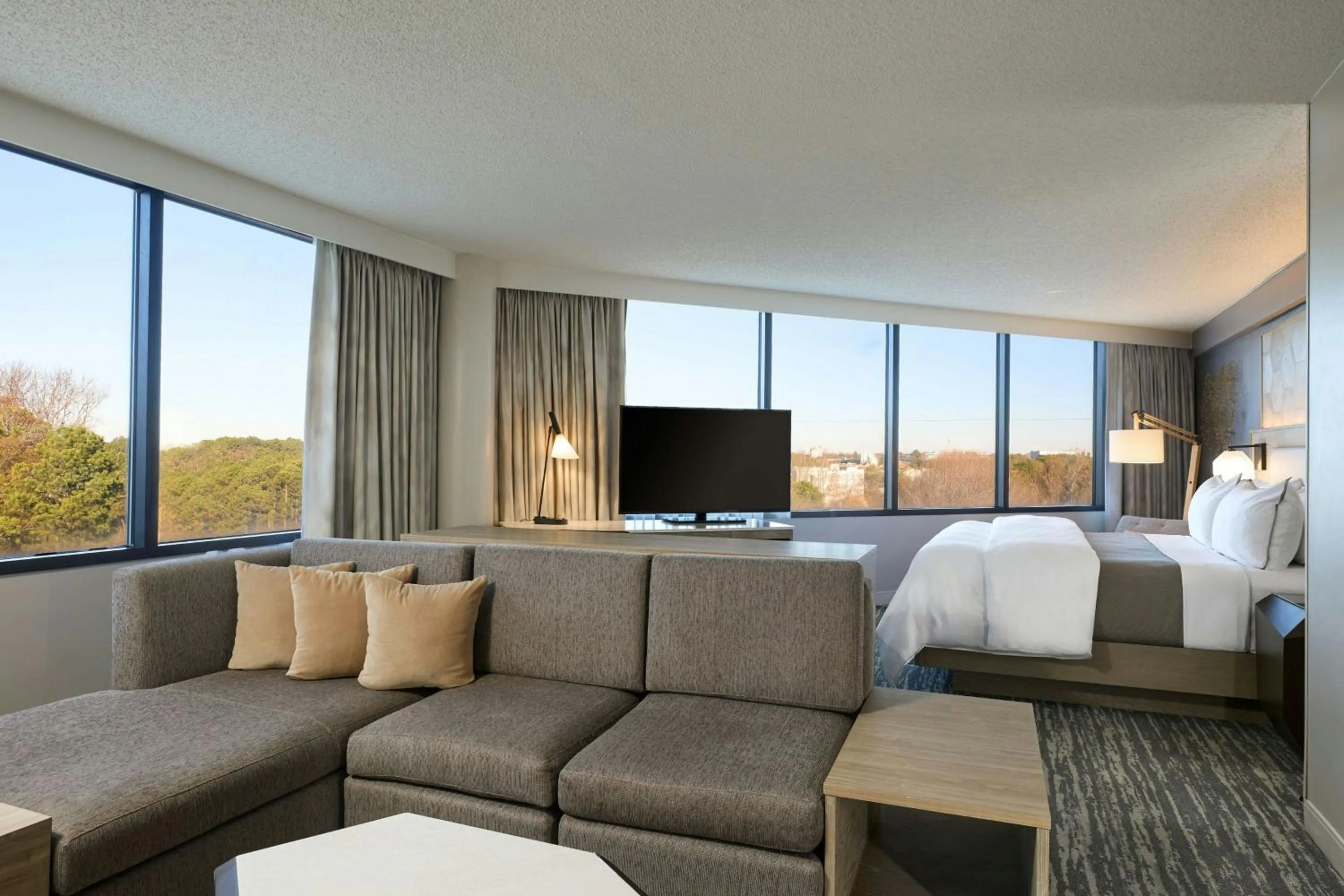 Photo of the whole room, Bed in The Westin Atlanta Airport