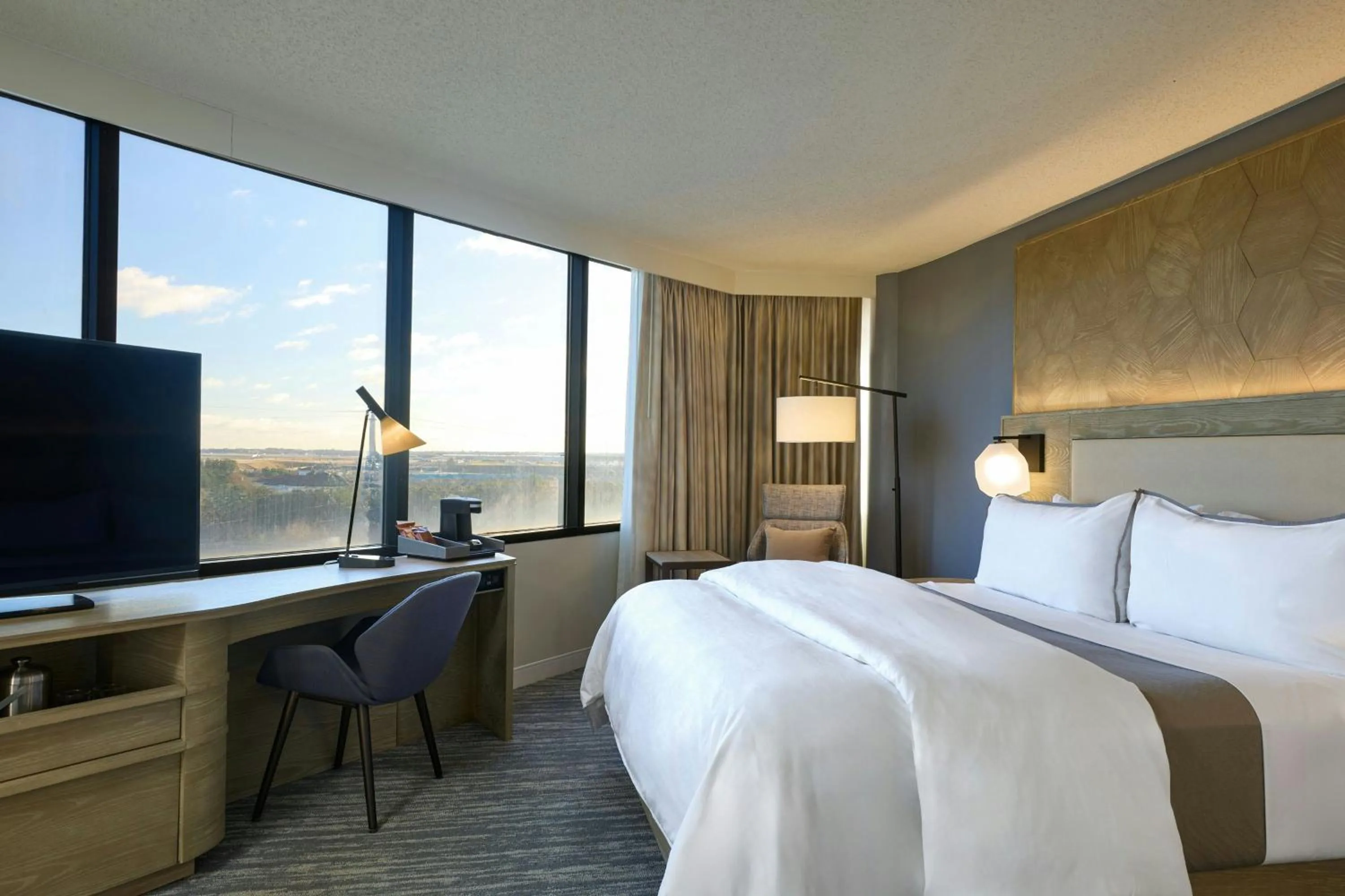 Photo of the whole room, Bed in The Westin Atlanta Airport