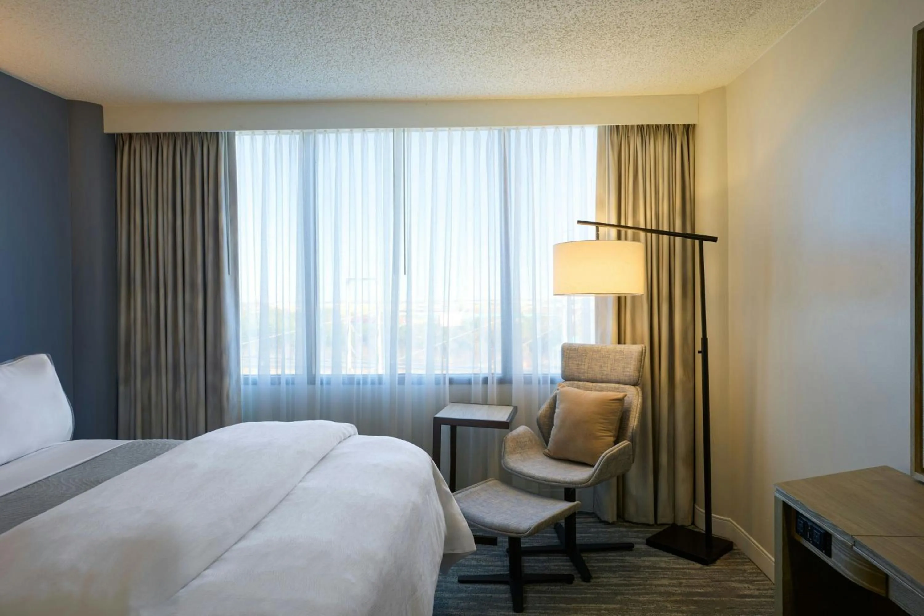 Photo of the whole room, Bed in The Westin Atlanta Airport