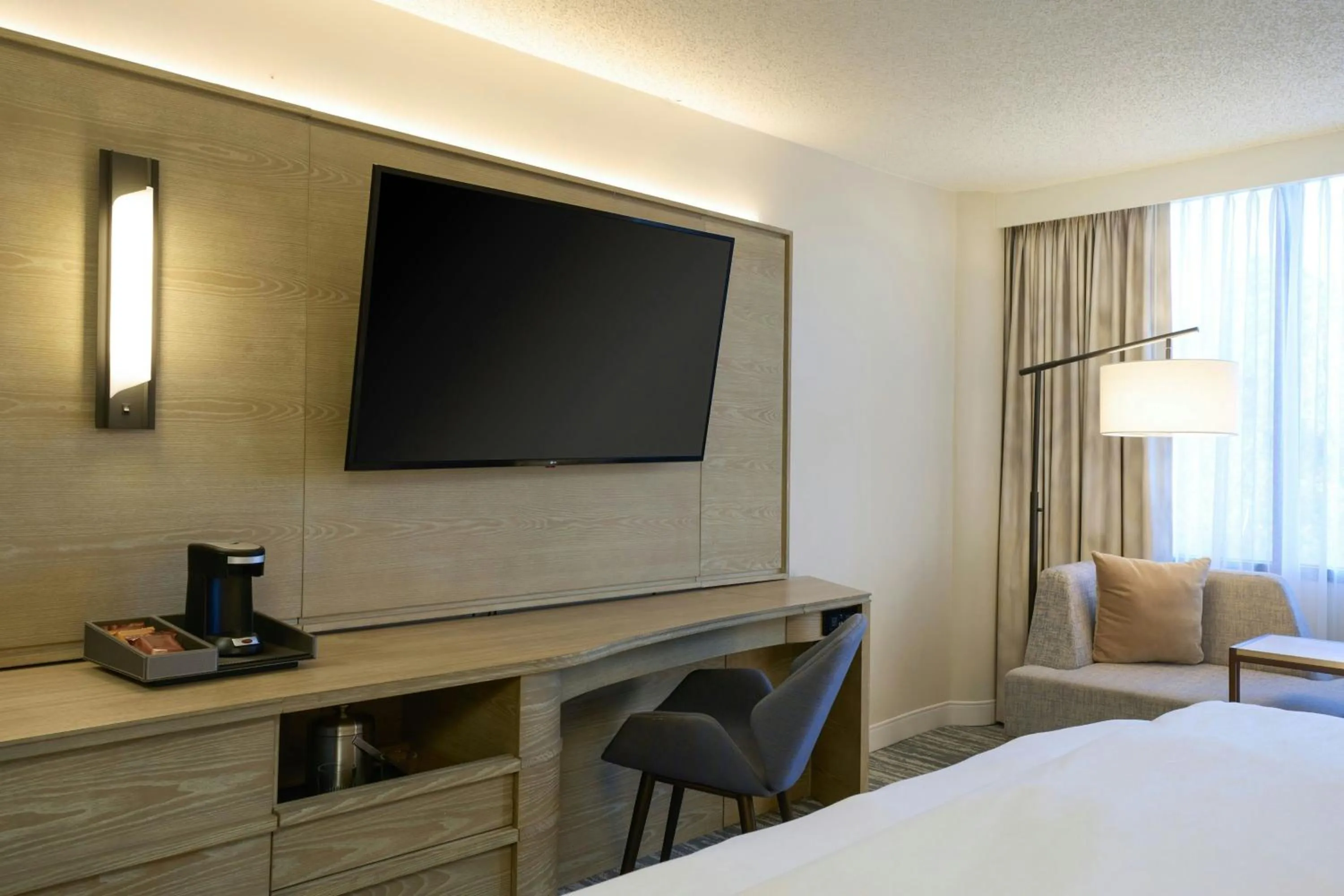 Photo of the whole room, Bed in The Westin Atlanta Airport