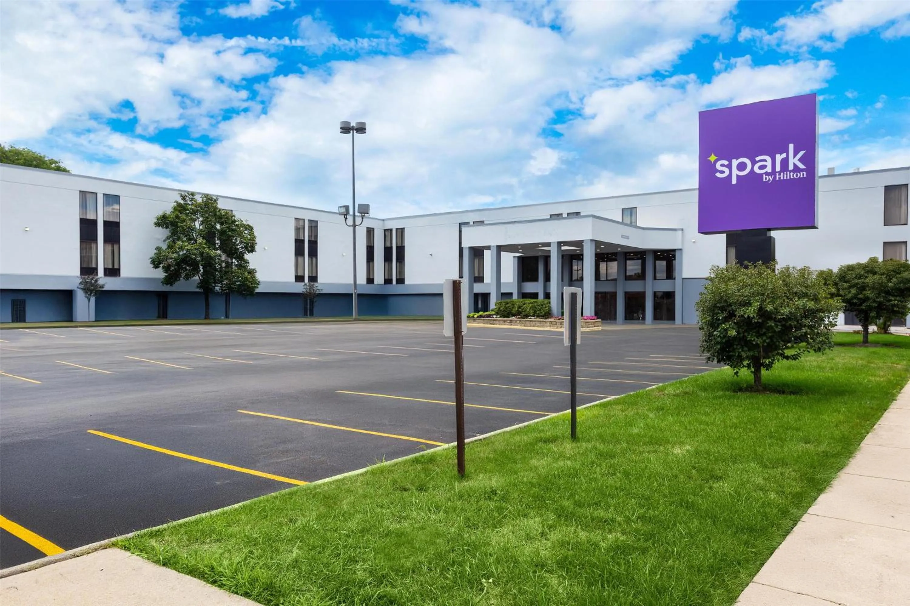 Property building in Spark by Hilton Des Plaines Chicago O'Hare