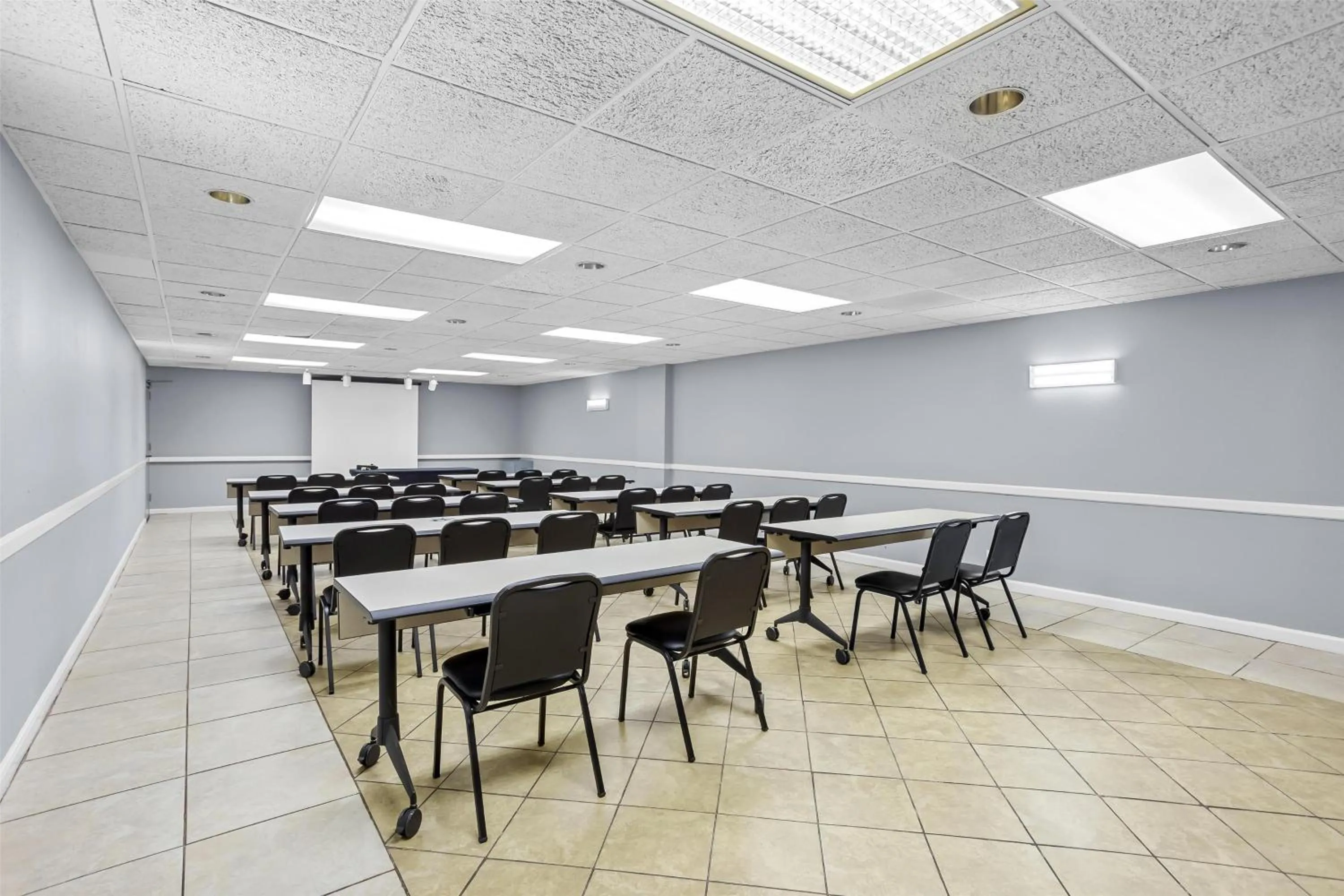 Meeting/conference room in Spark by Hilton Des Plaines Chicago O'Hare