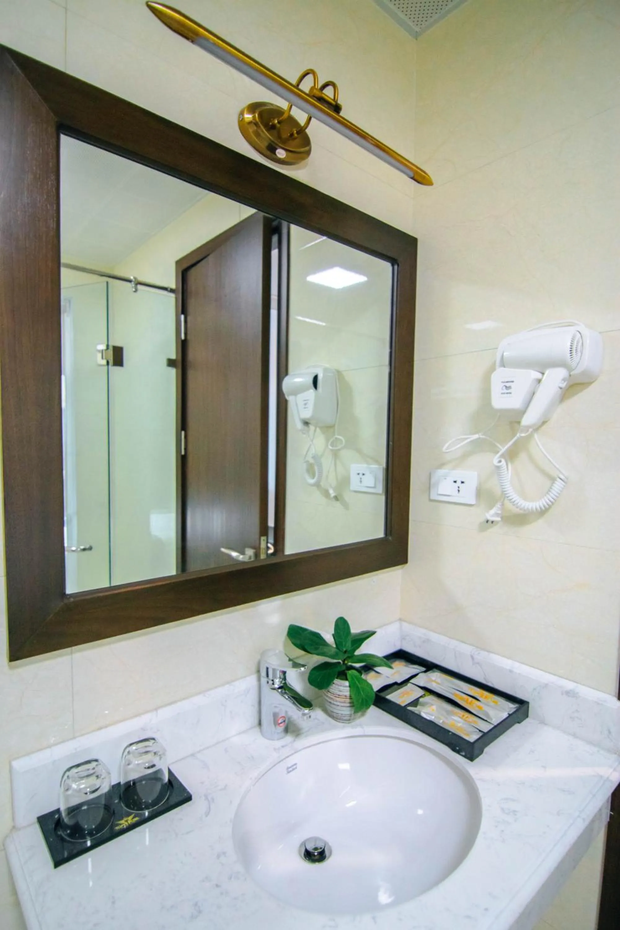 Shower in Topone Halong Hotel