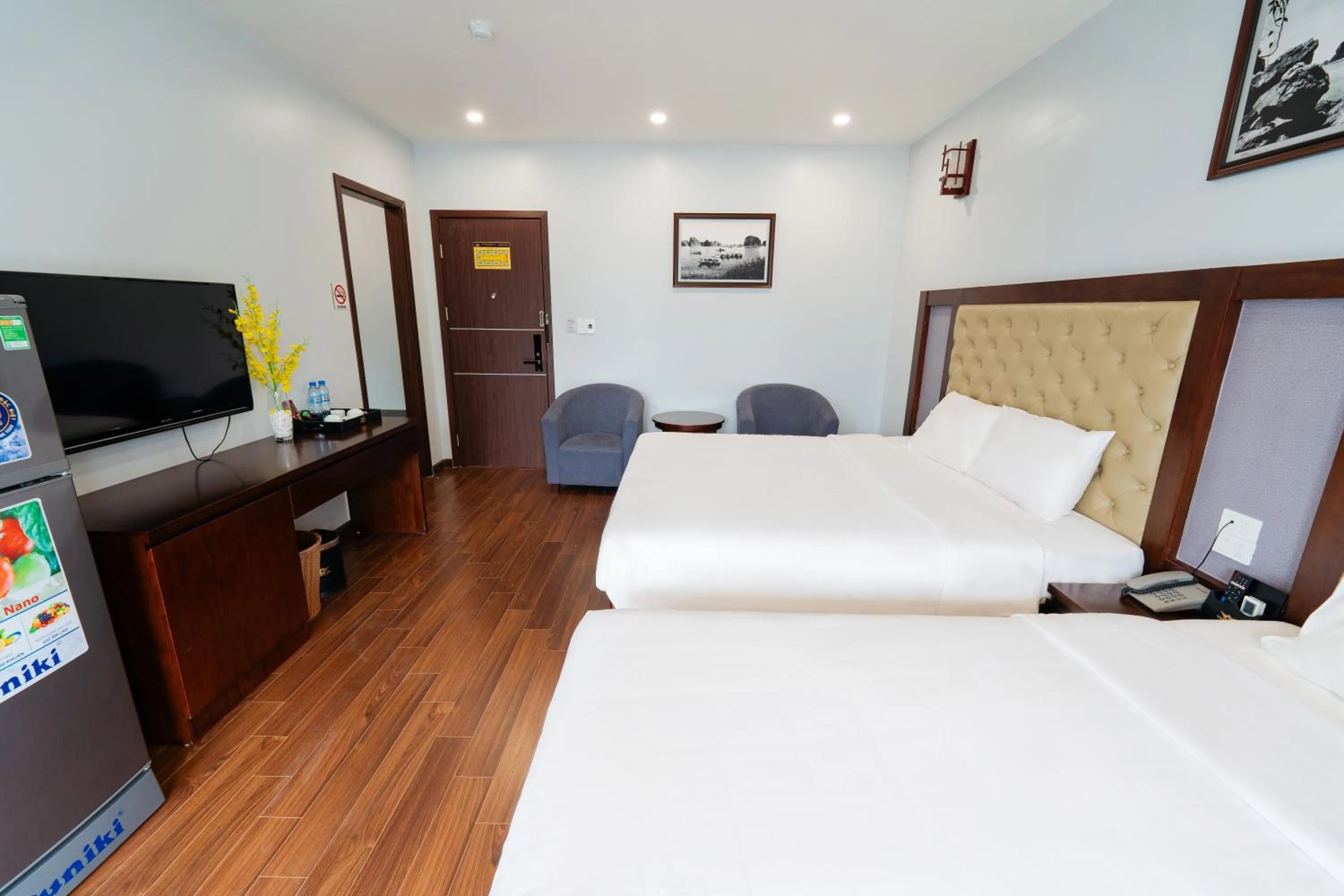 Communal lounge/ TV room, Bed in Topone Halong Hotel