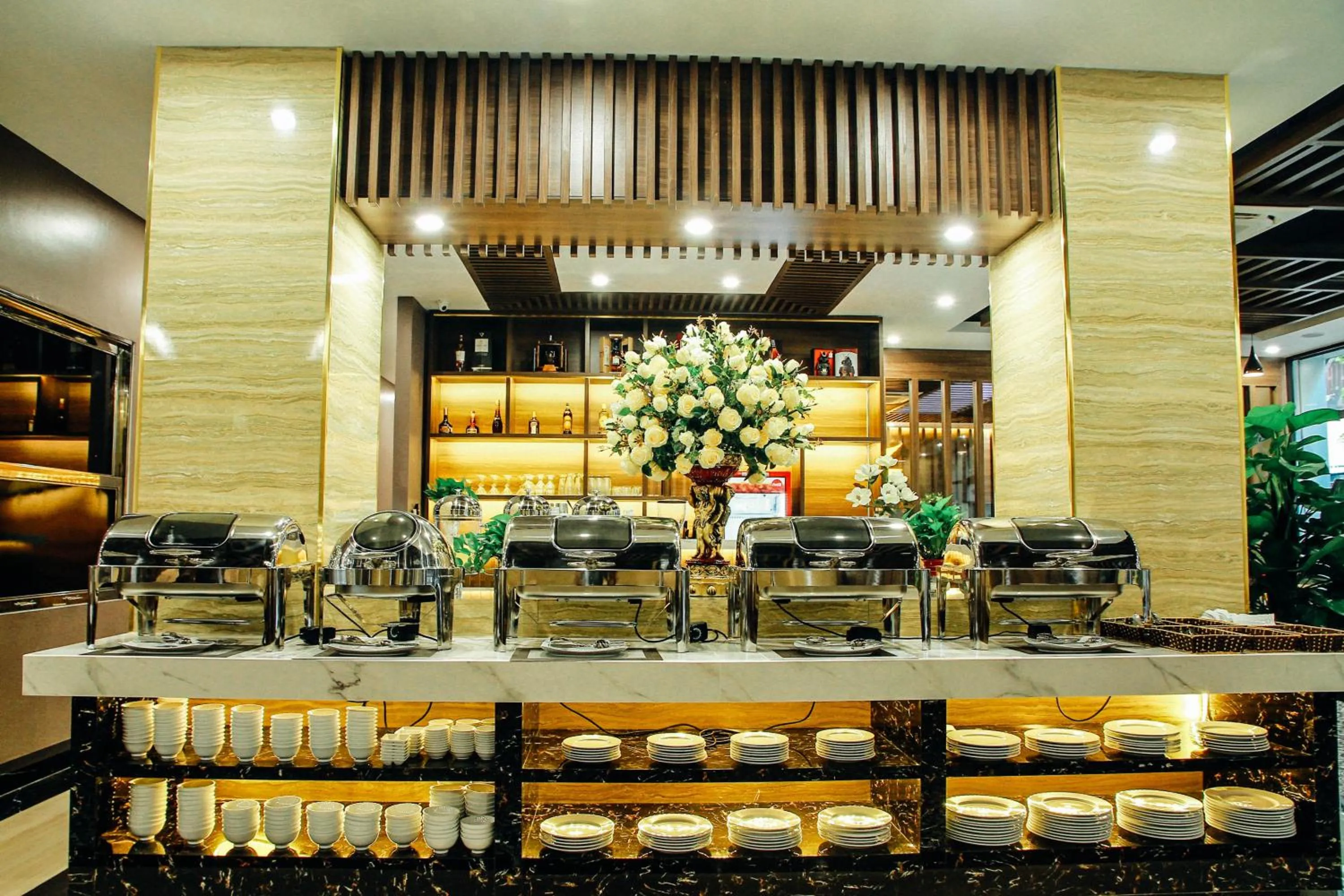 Restaurant/places to eat in Topone Halong Hotel