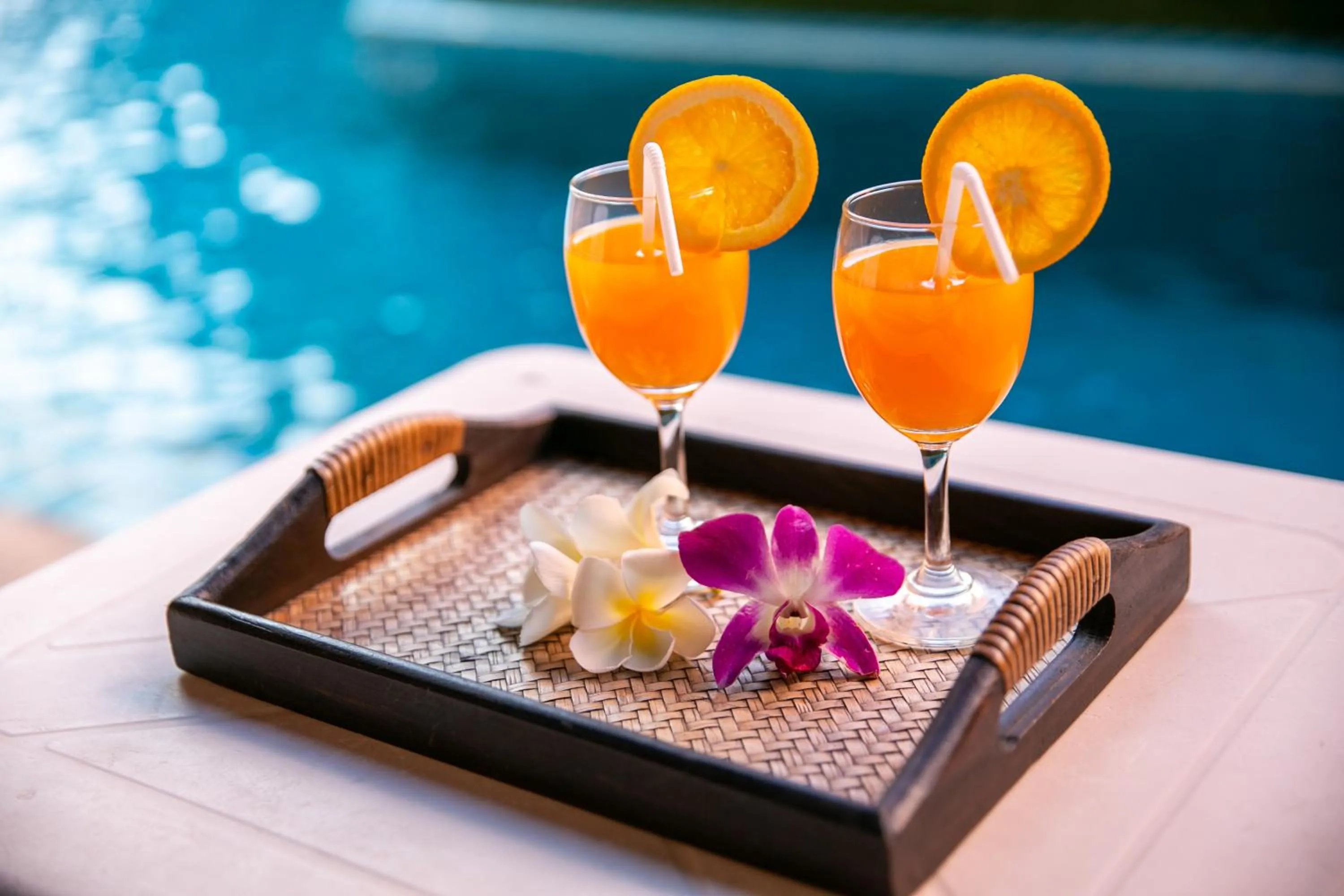 Drinks in The Thames Pool Access Resort & Villa - SHA Extra Plus