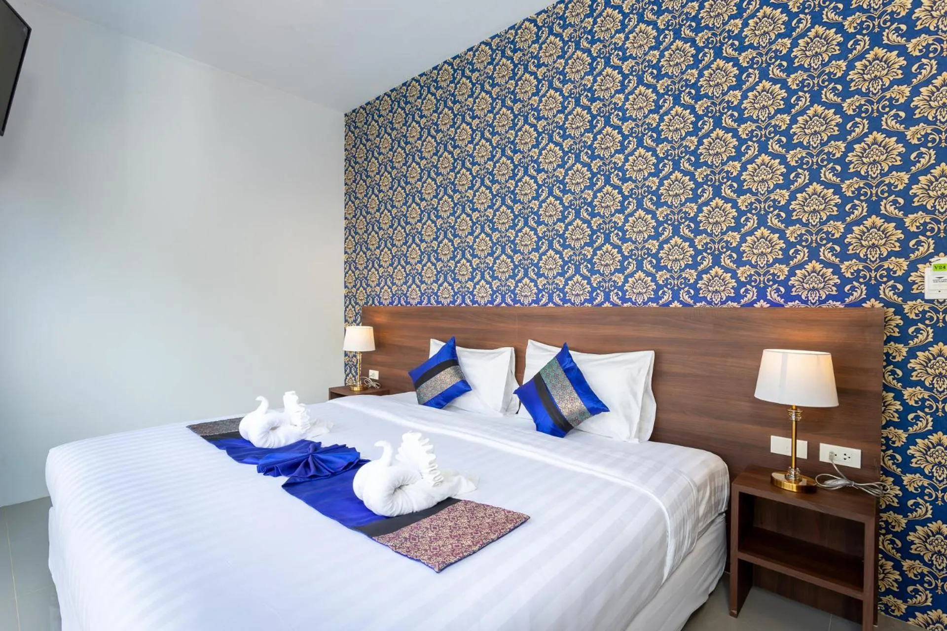 Bed in The Thames Pool Access Resort & Villa - SHA Extra Plus