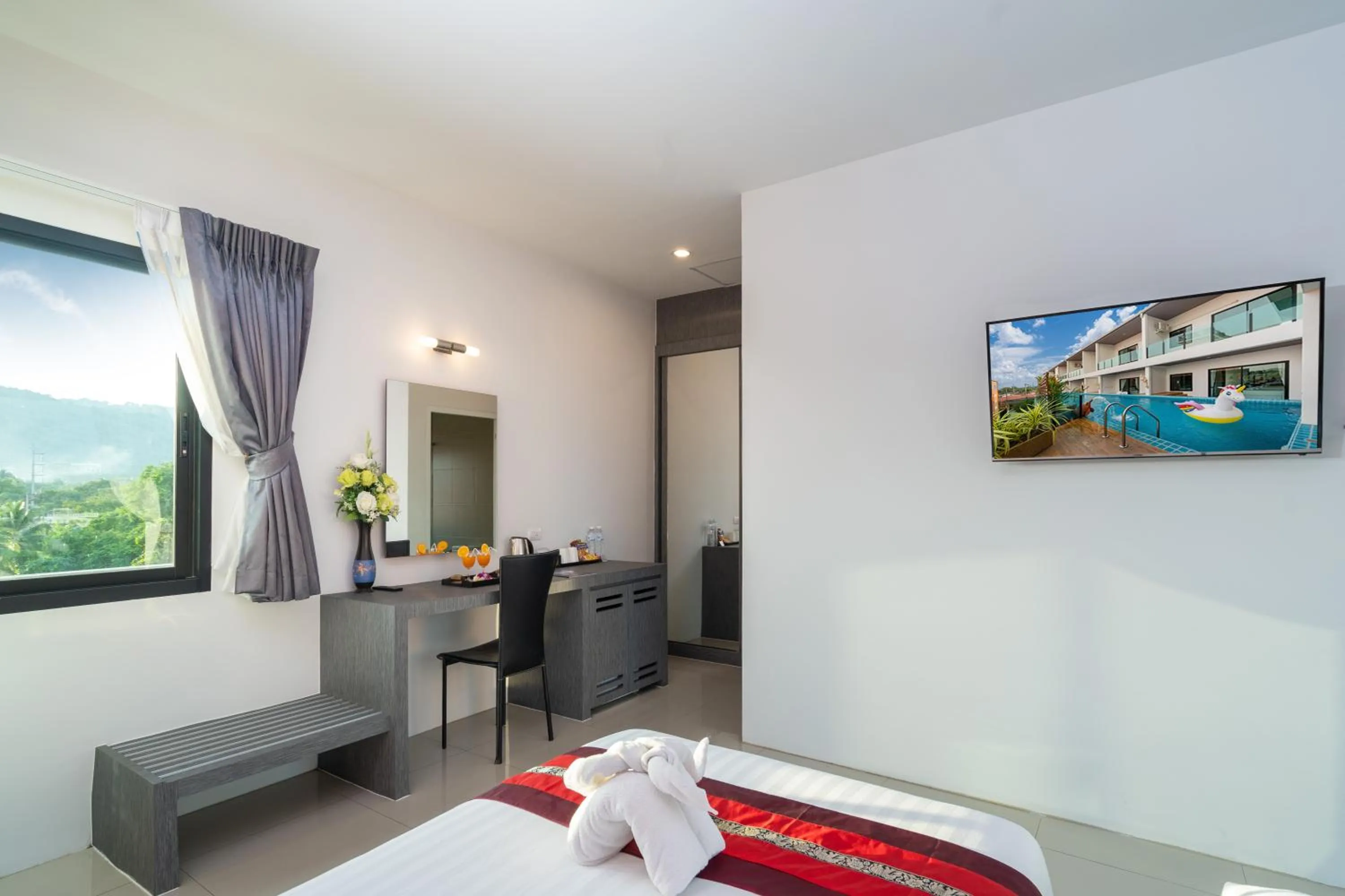 Communal lounge/ TV room, Bed in The Thames Pool Access Resort & Villa - SHA Extra Plus