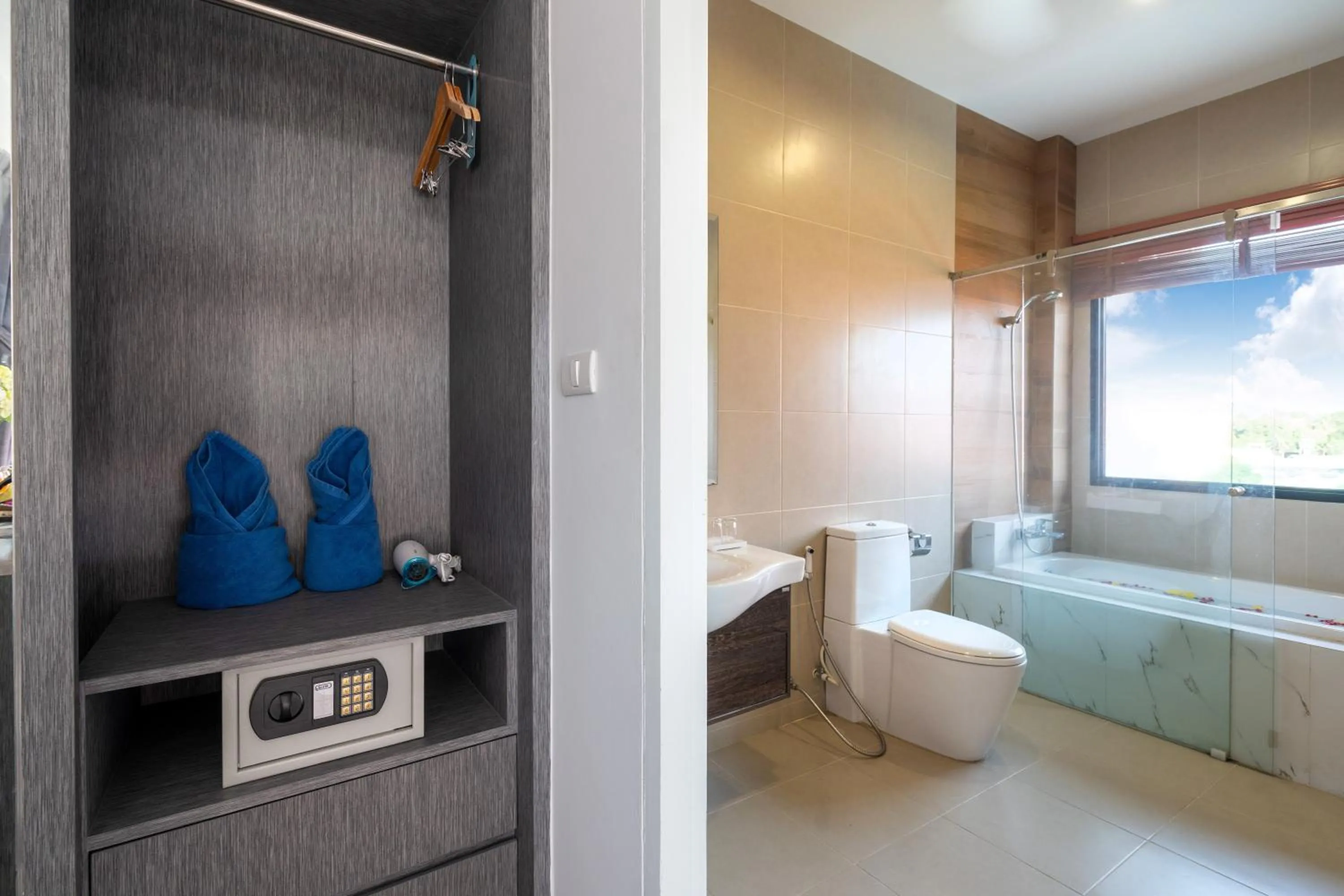 Bathroom, Bed in The Thames Pool Access Resort & Villa - SHA Extra Plus