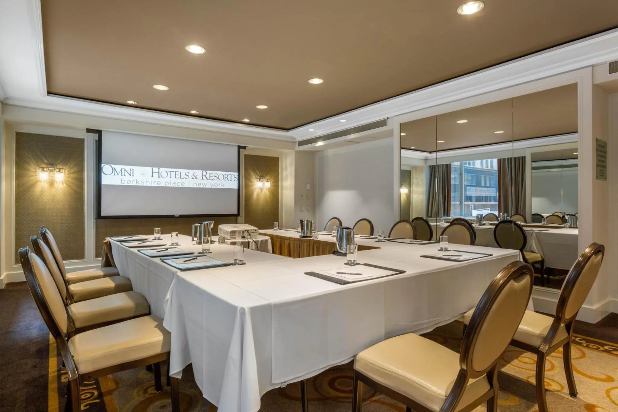 Facade/entrance in Omni Berkshire Place