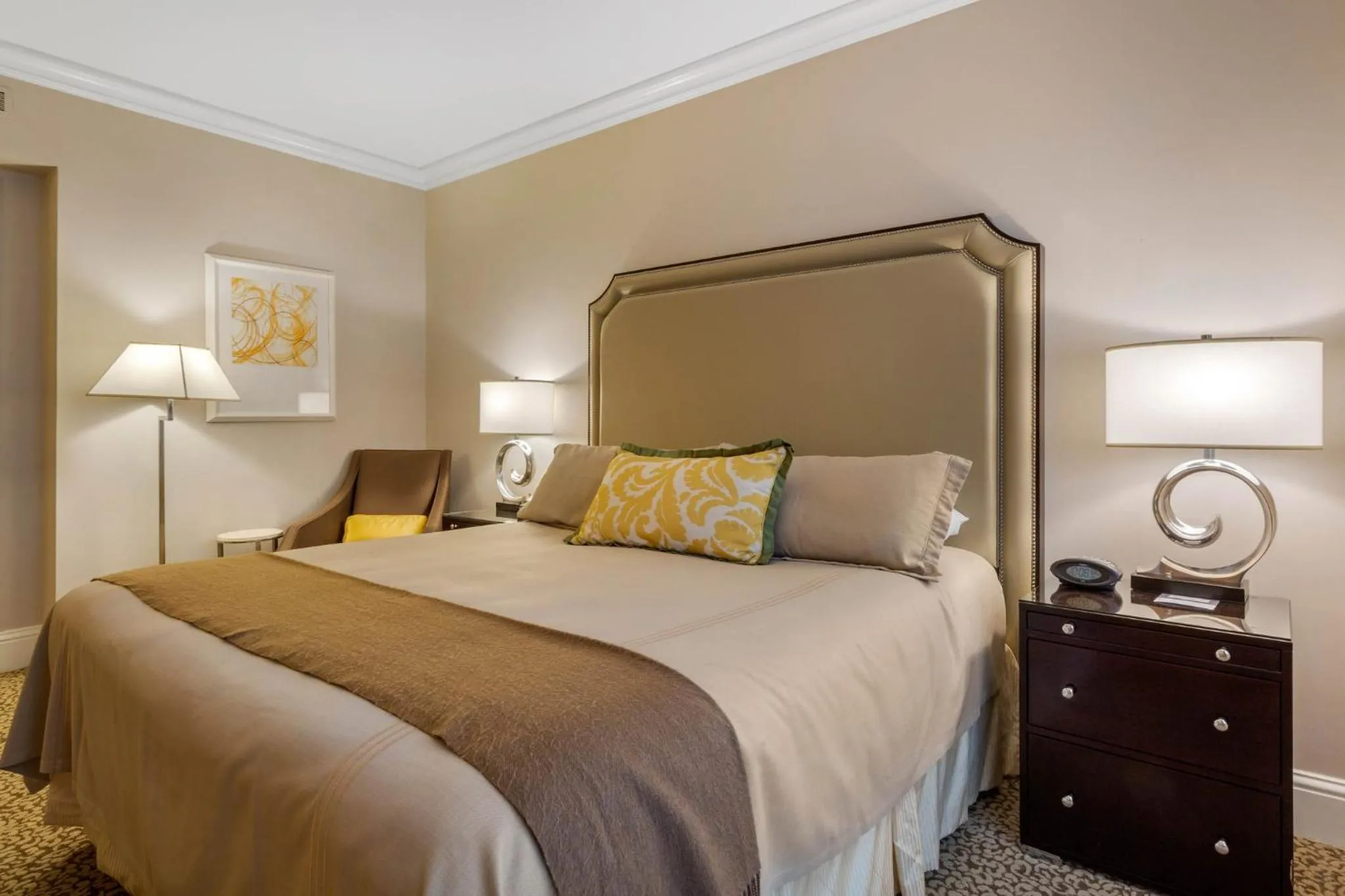 Facade/entrance, Bed in Omni Berkshire Place