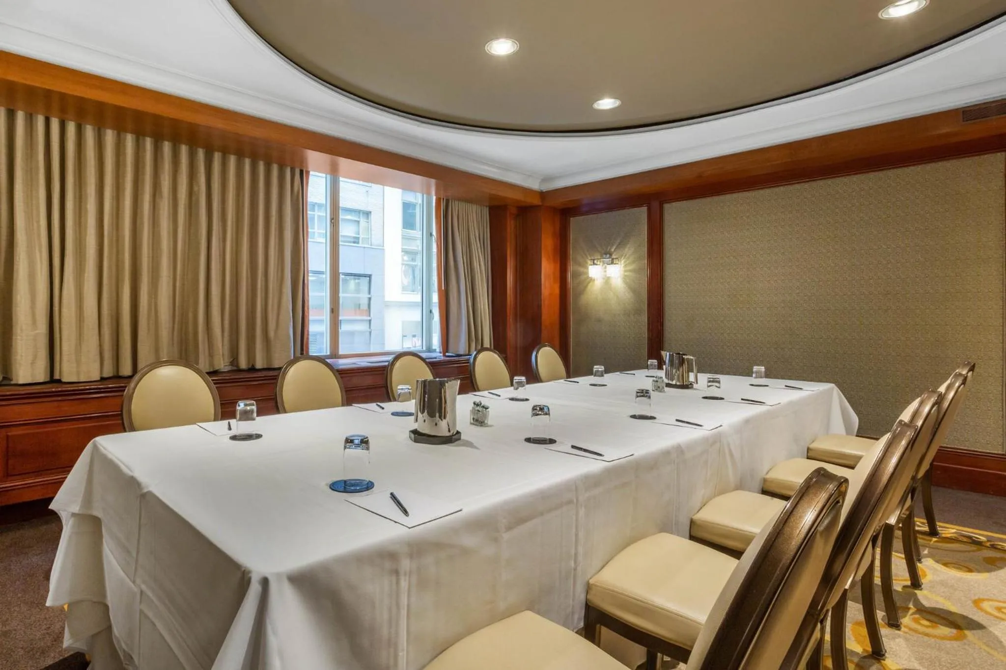 Facade/entrance in Omni Berkshire Place