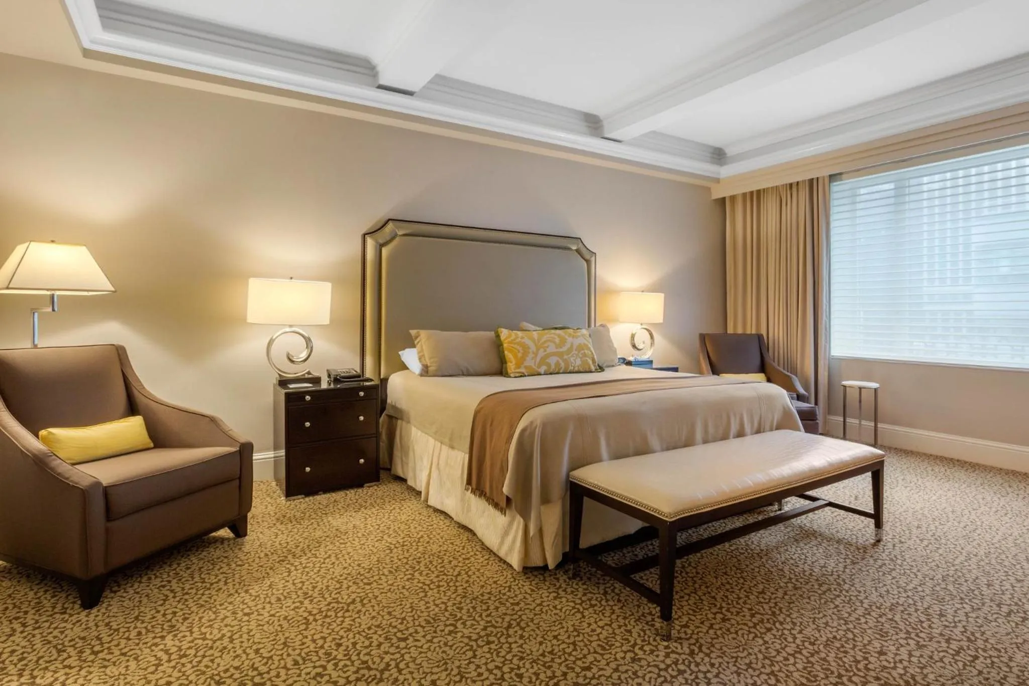 Facade/entrance, Bed in Omni Berkshire Place