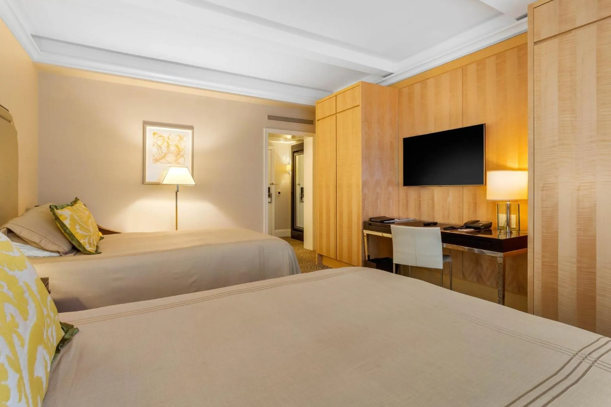 Facade/entrance, Bed in Omni Berkshire Place