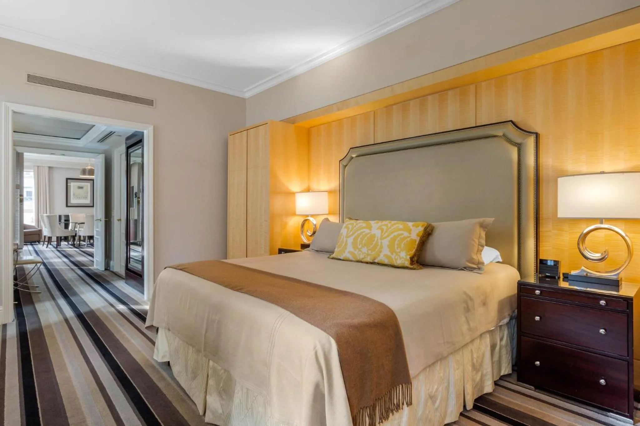 Photo of the whole room, Bed in Omni Berkshire Place