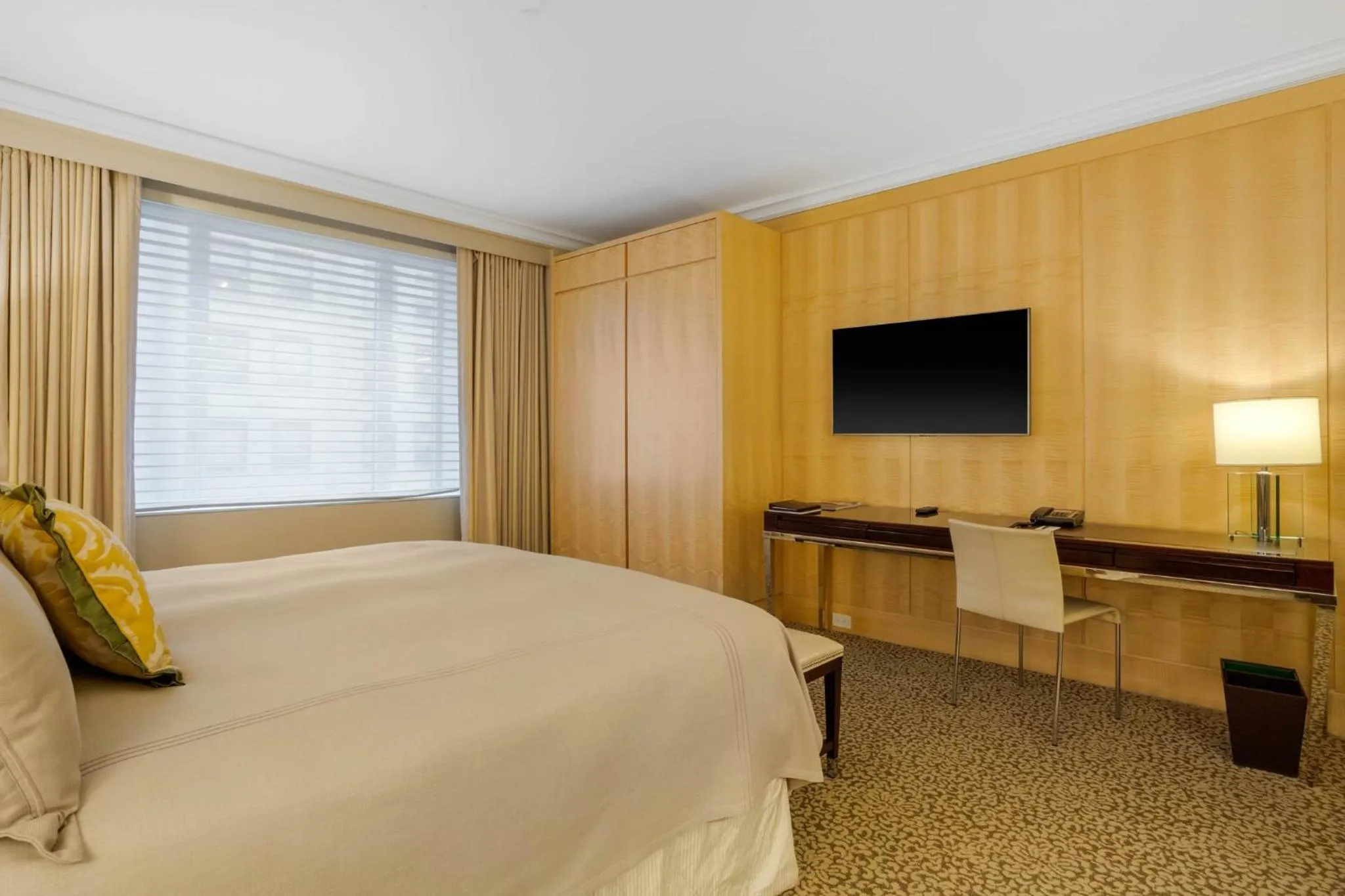 Facade/entrance, Bed in Omni Berkshire Place