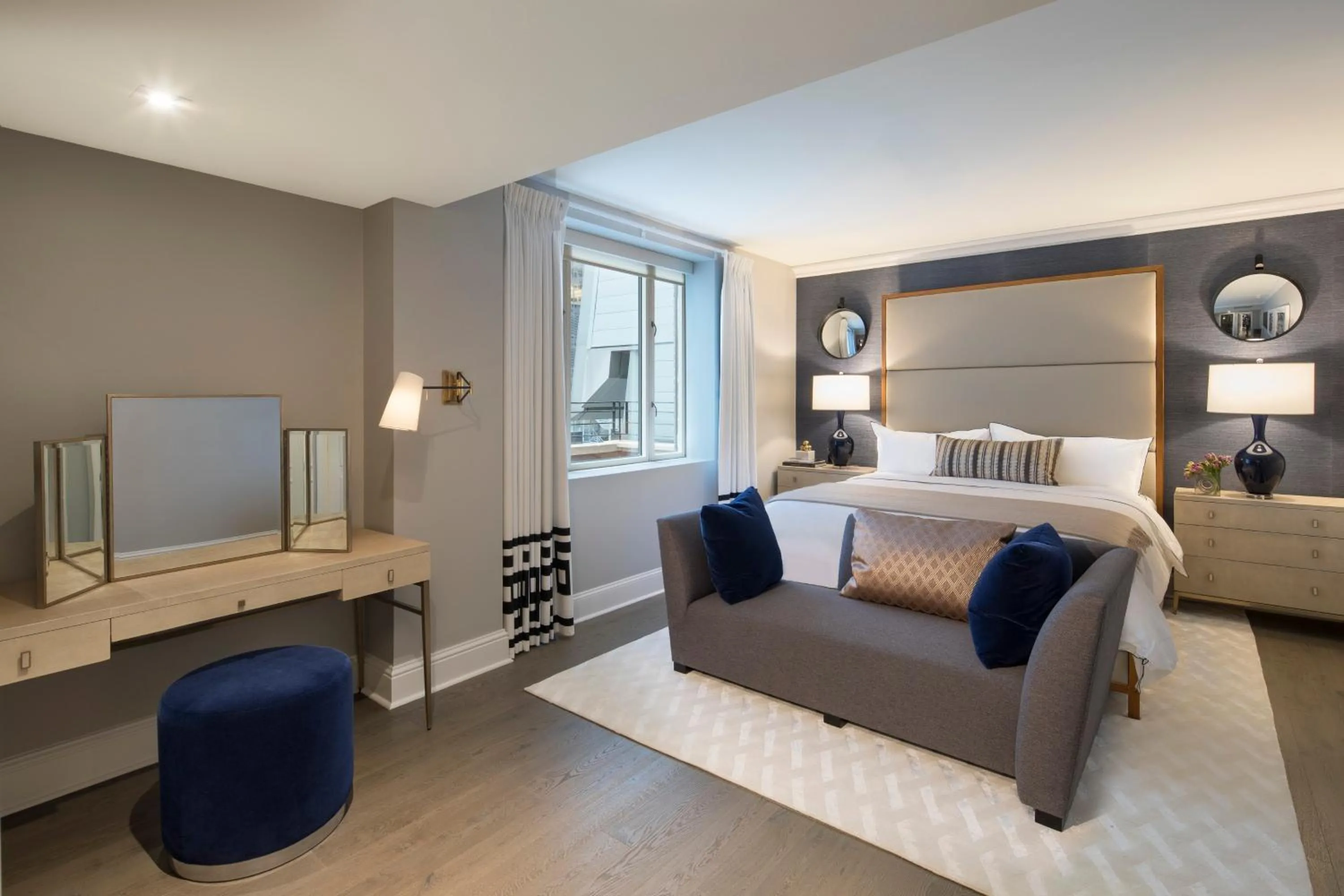 Photo of the whole room, Bed in Omni Berkshire Place